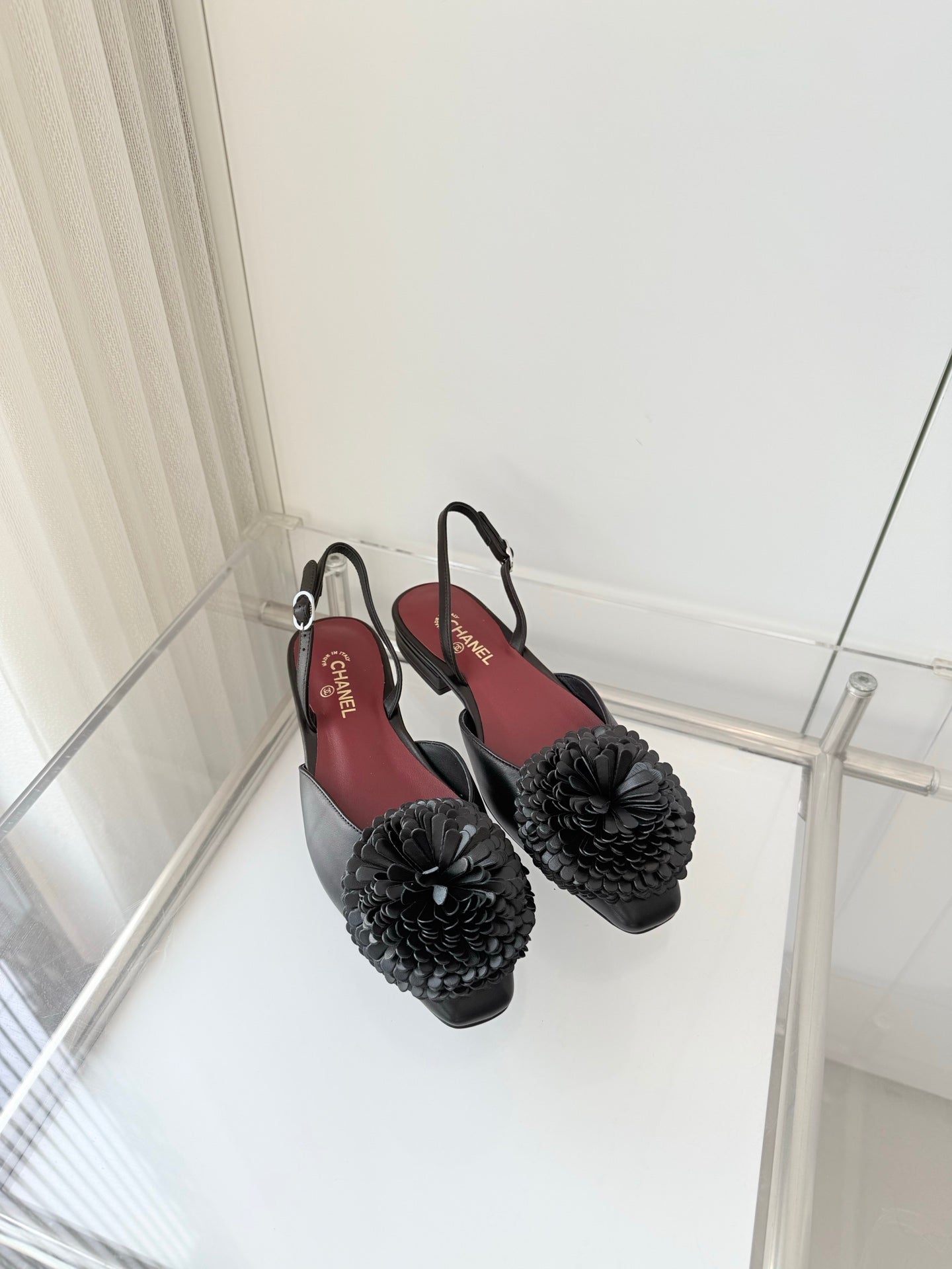 CC 26s Slingback 1.5cm Camellia Flower Black Sheepskin 597410