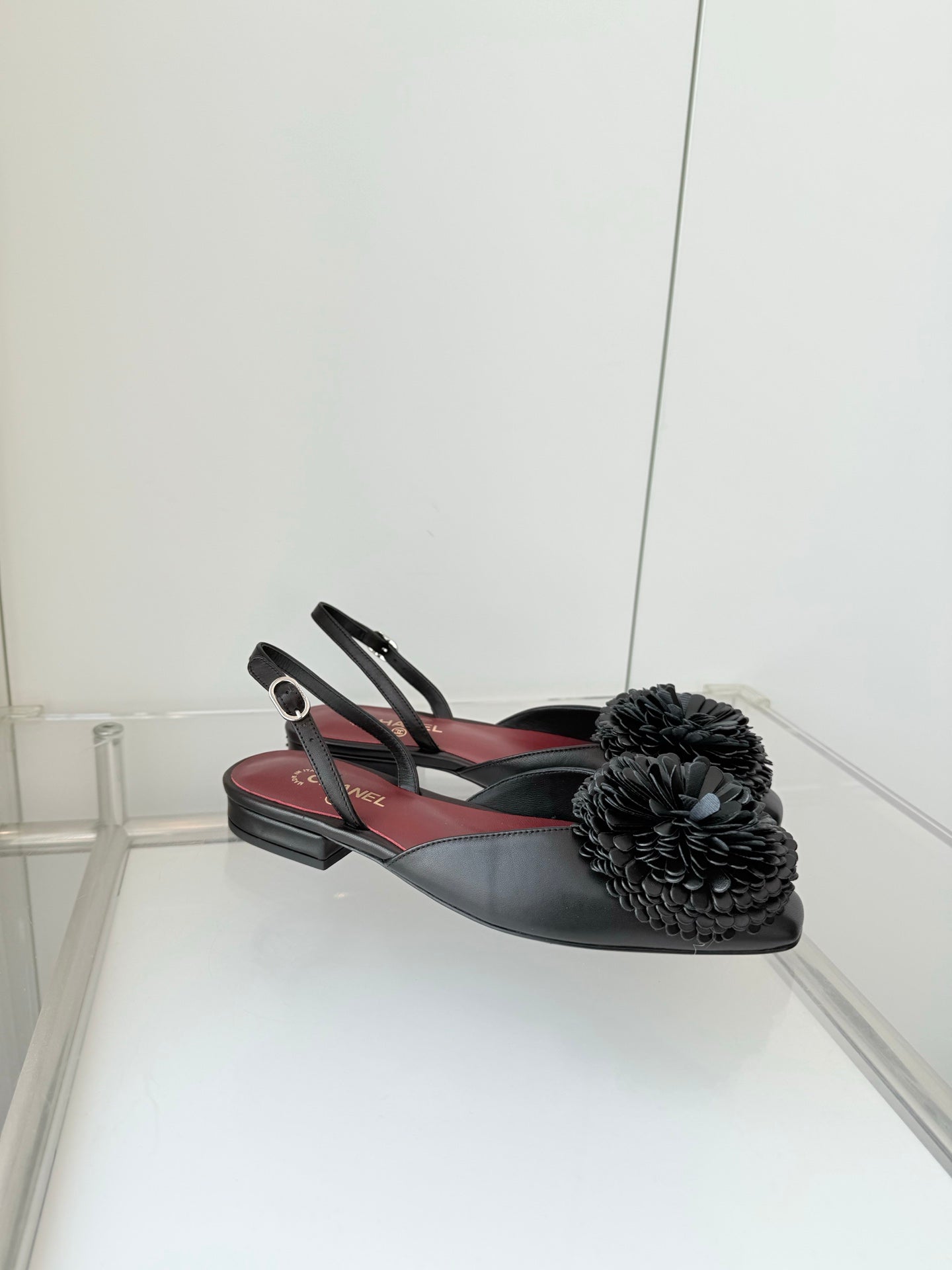 CC 26s Slingback 1.5cm Camellia Flower Black Sheepskin 597410
