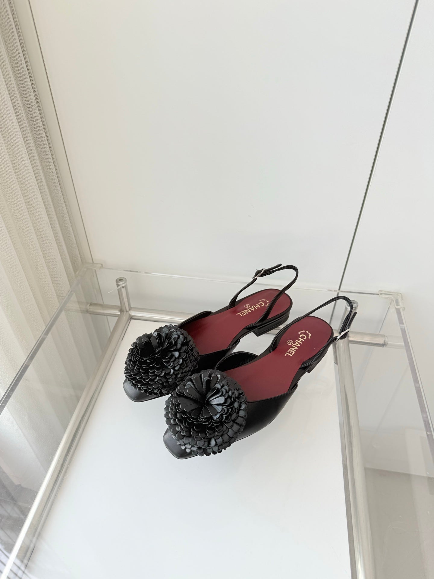 CC 26s Slingback 1.5cm Camellia Flower Black Sheepskin 597410