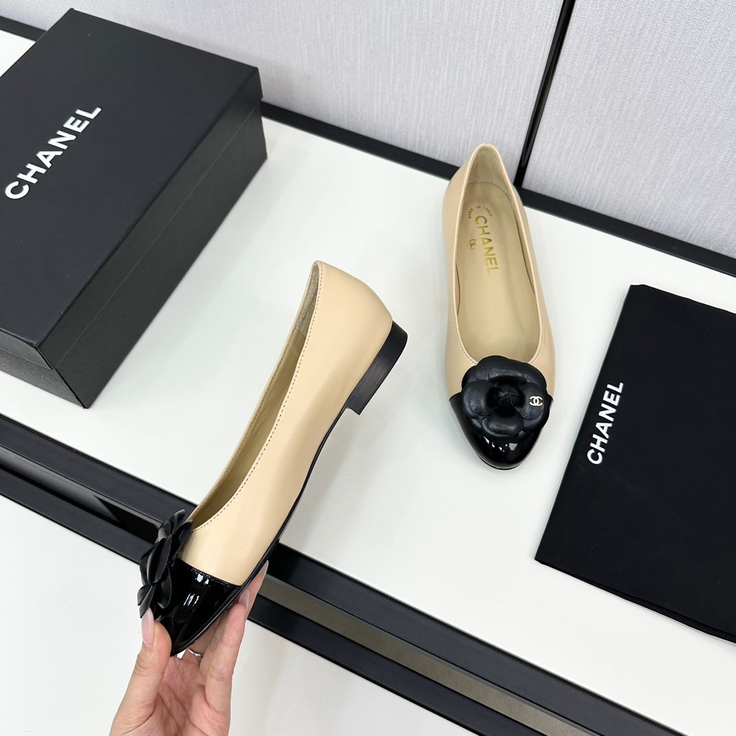 ballet flat flower beige calfskin black patent calfskin