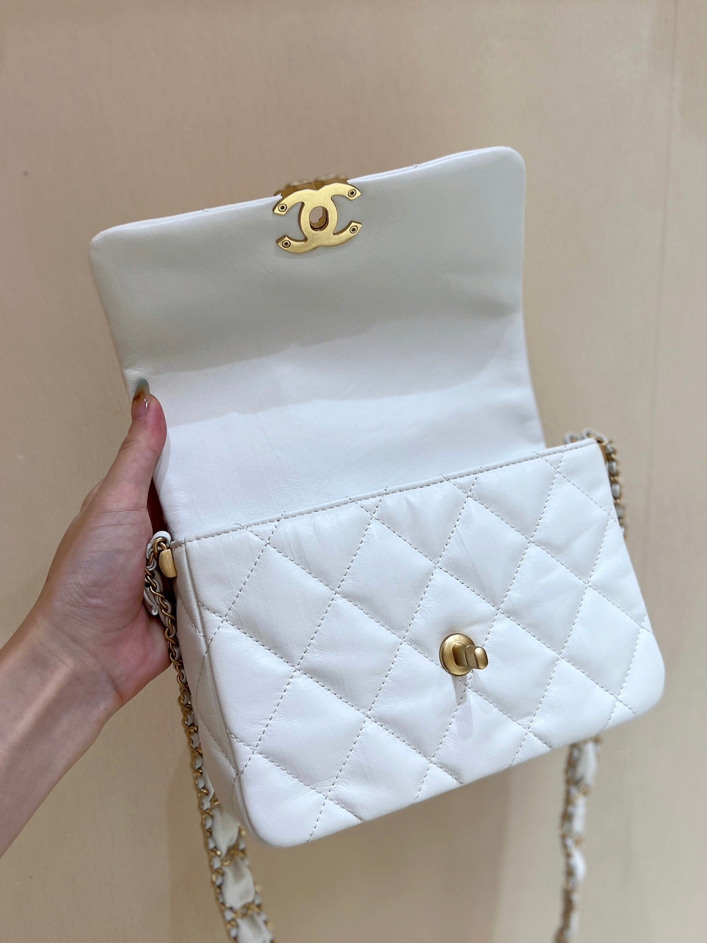 19 FLAP BAG 20 WHITE BODIN CALFSKIN GOLD HARDWARE