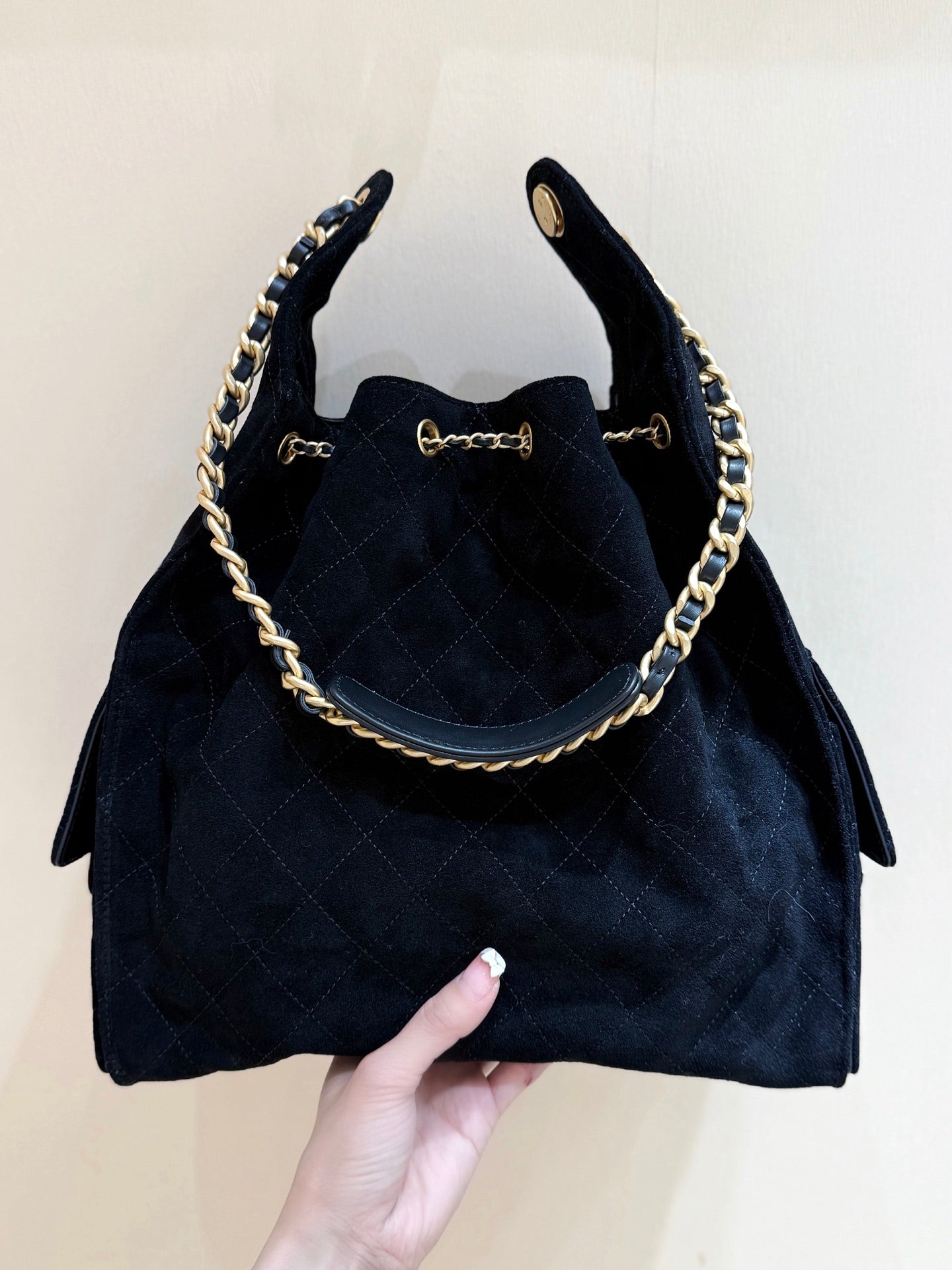 CC 25 Handbag 40 In Black Suede Gold Hardware