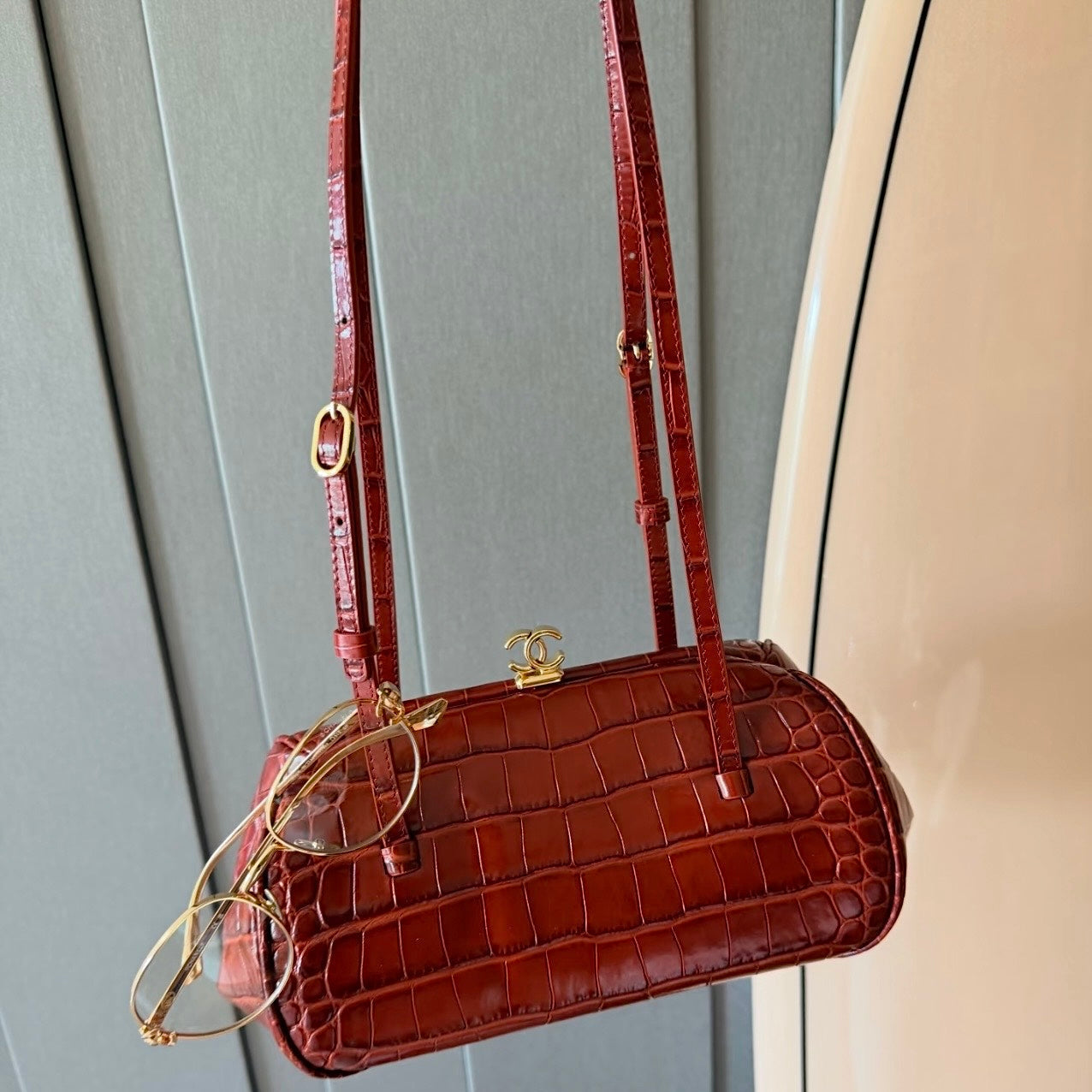 CC 26s Métiers d'Art Clutch With Chain Red Brown Crocodile-Embossed Leather