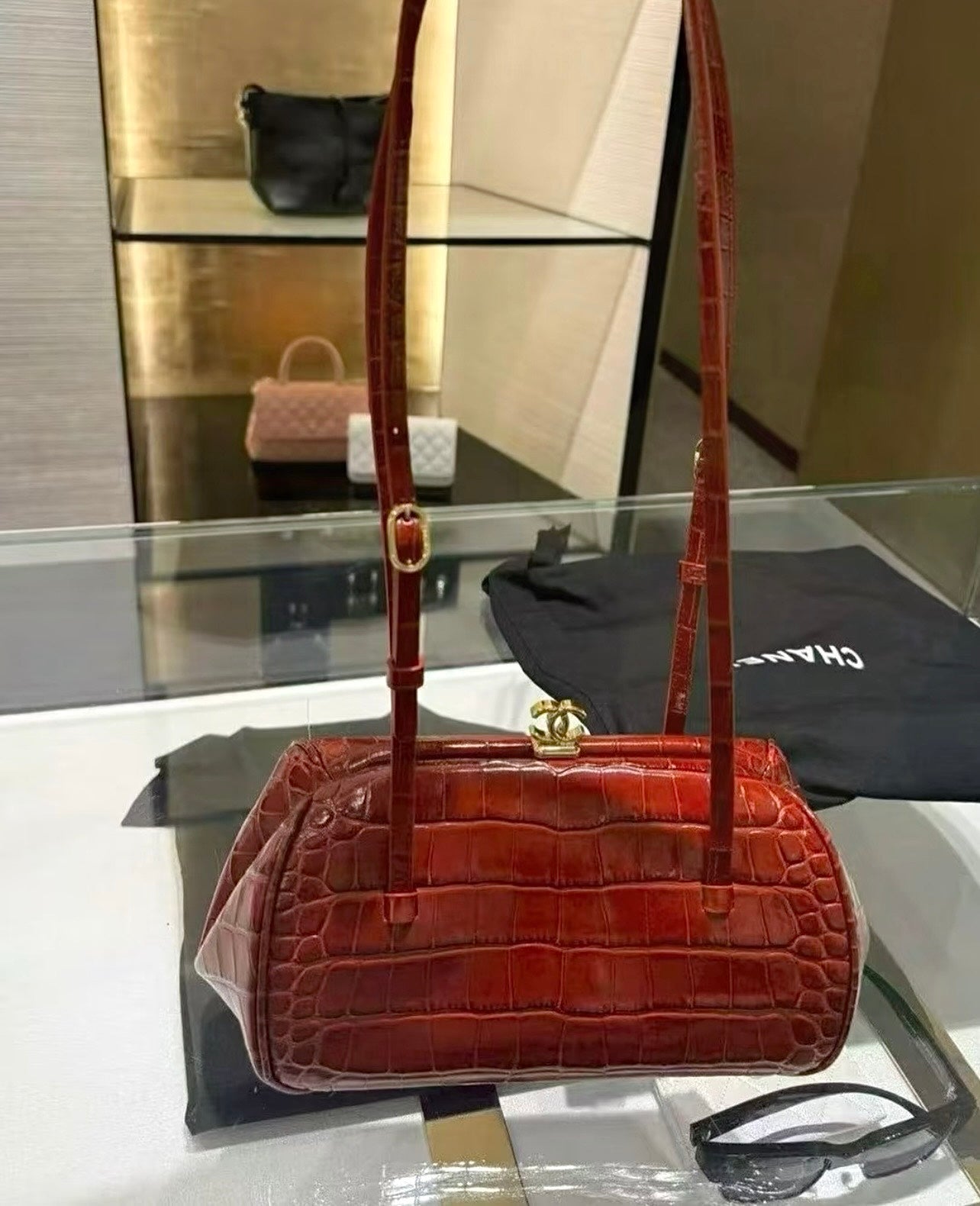 CC 26s Métiers d'Art Clutch With Chain Red Brown Crocodile-Embossed Leather