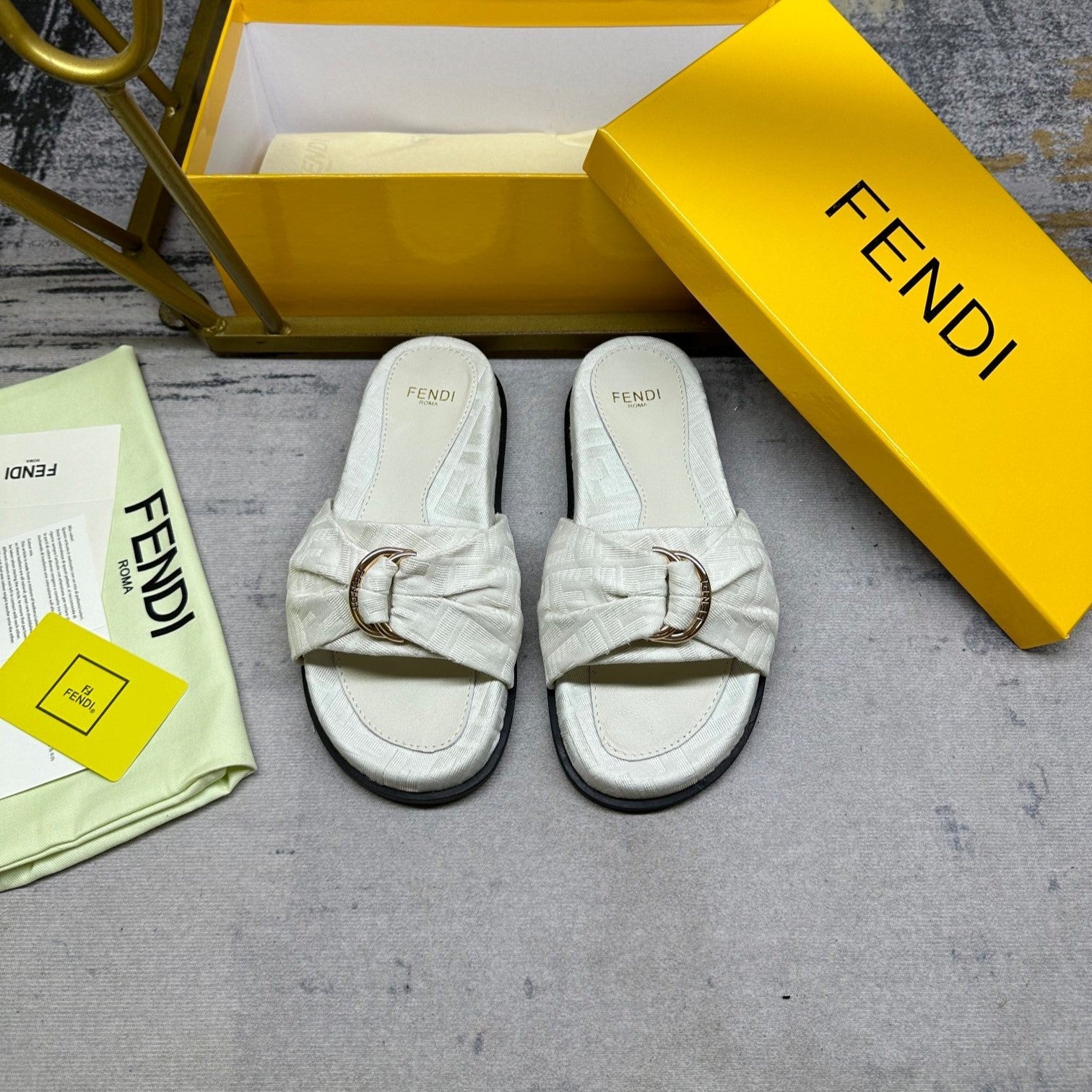 FF Feel 10 White FF jacquard Slide