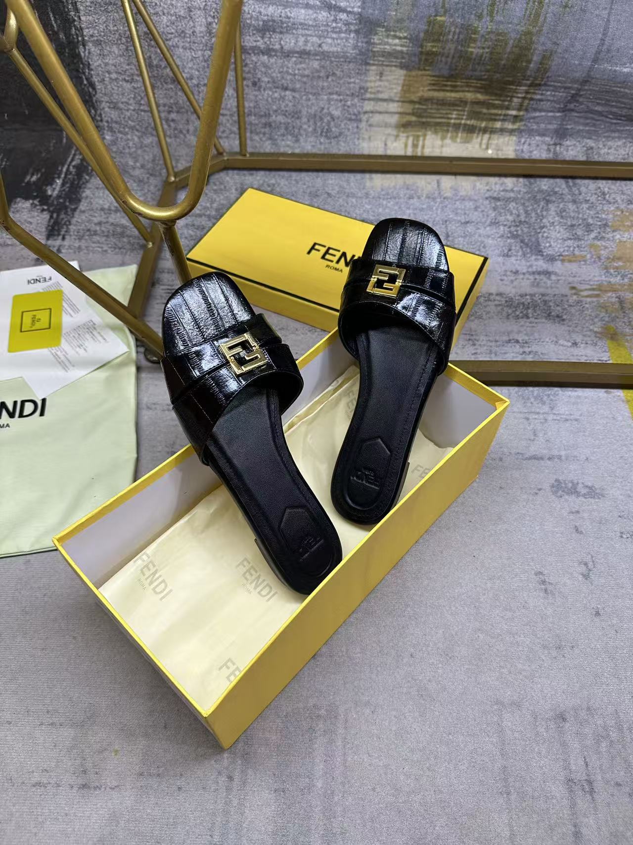 Fendi FFold Leather Slides Black Leather 826542