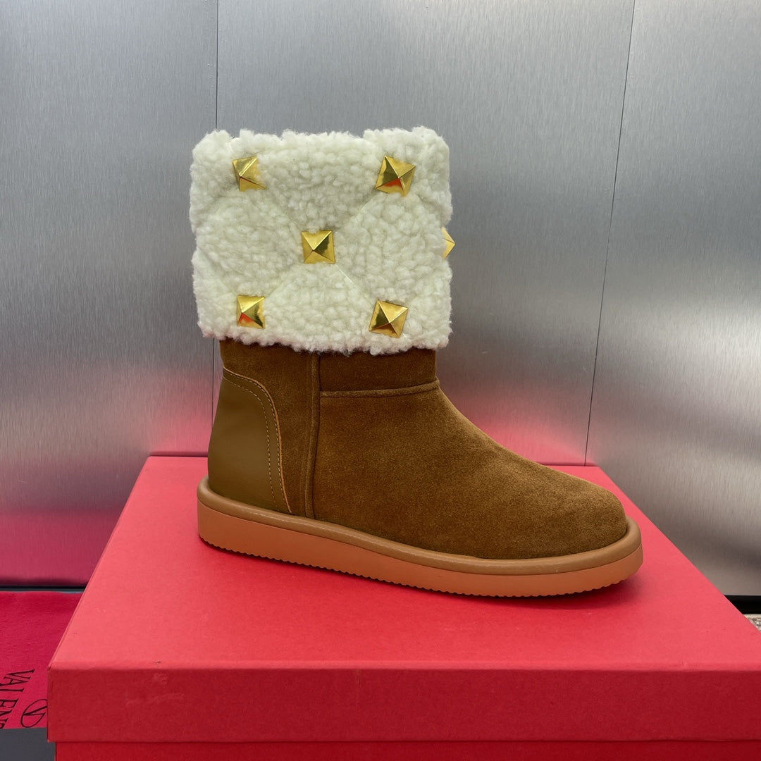 ANKLE STUDDED BOOTS IN SEPIA BROWN SUEDE AND WHITE SHEARLING LINING