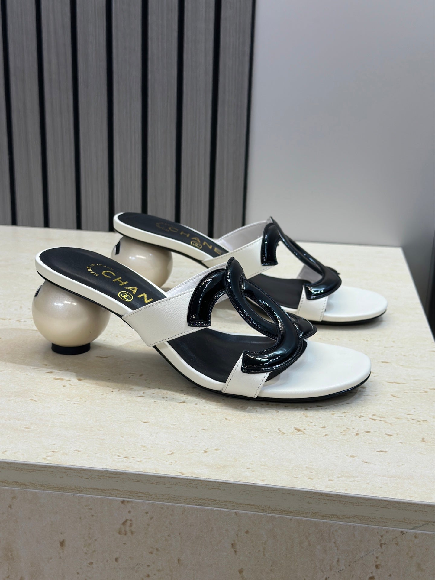 CC 26s Round Toe Open Toe Cutout Sandals 7cm Black White Leather Suede 761934
