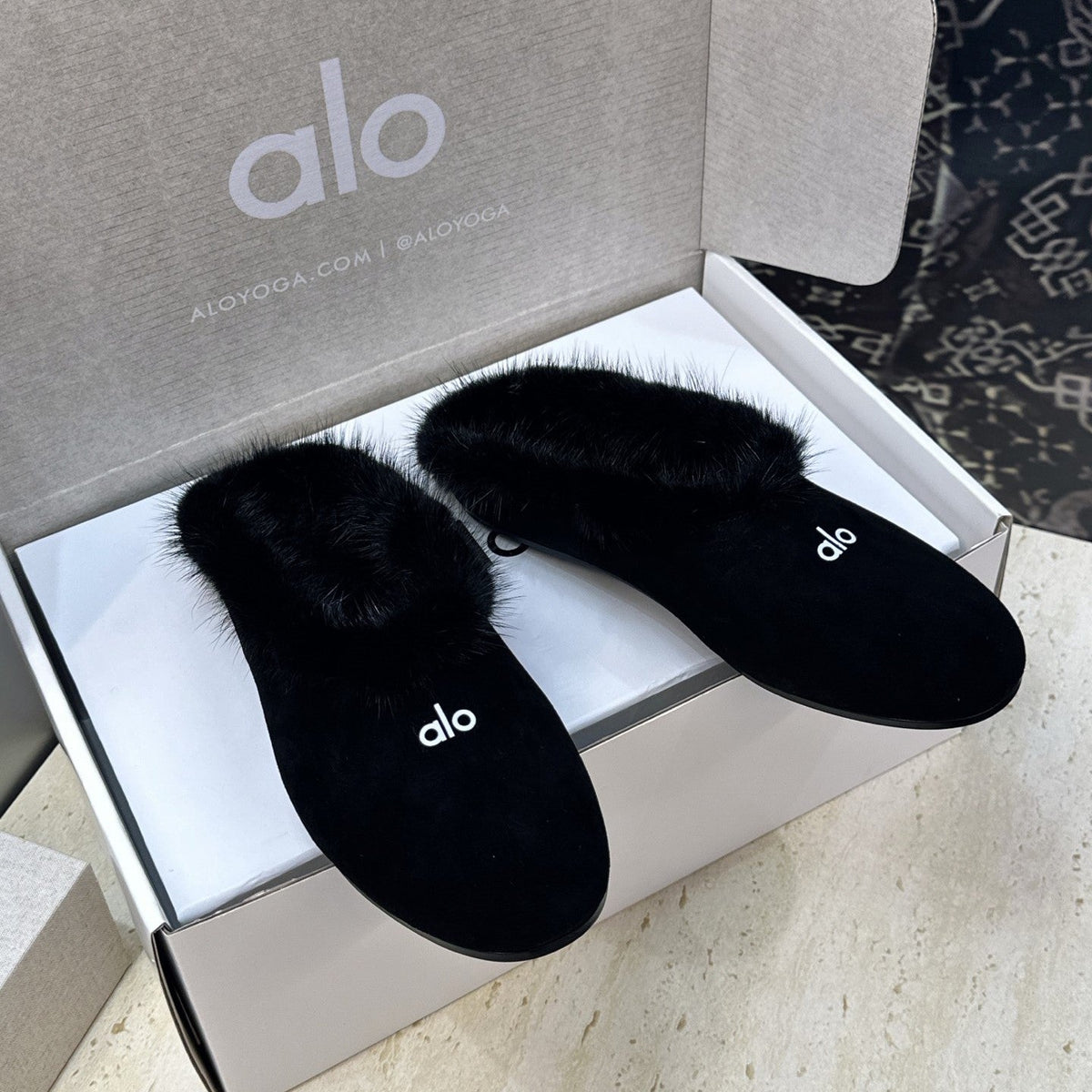 Alo Yoga Recovery Slipper Black Suede Fur 118875