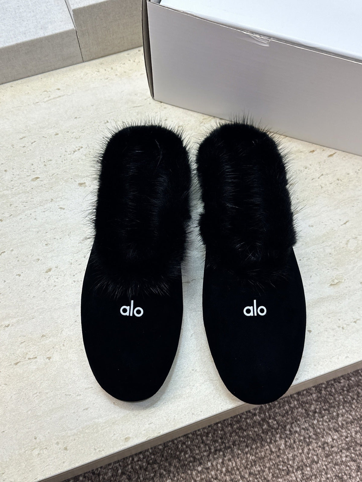 Alo Yoga Recovery Slipper Black Suede Fur 118875