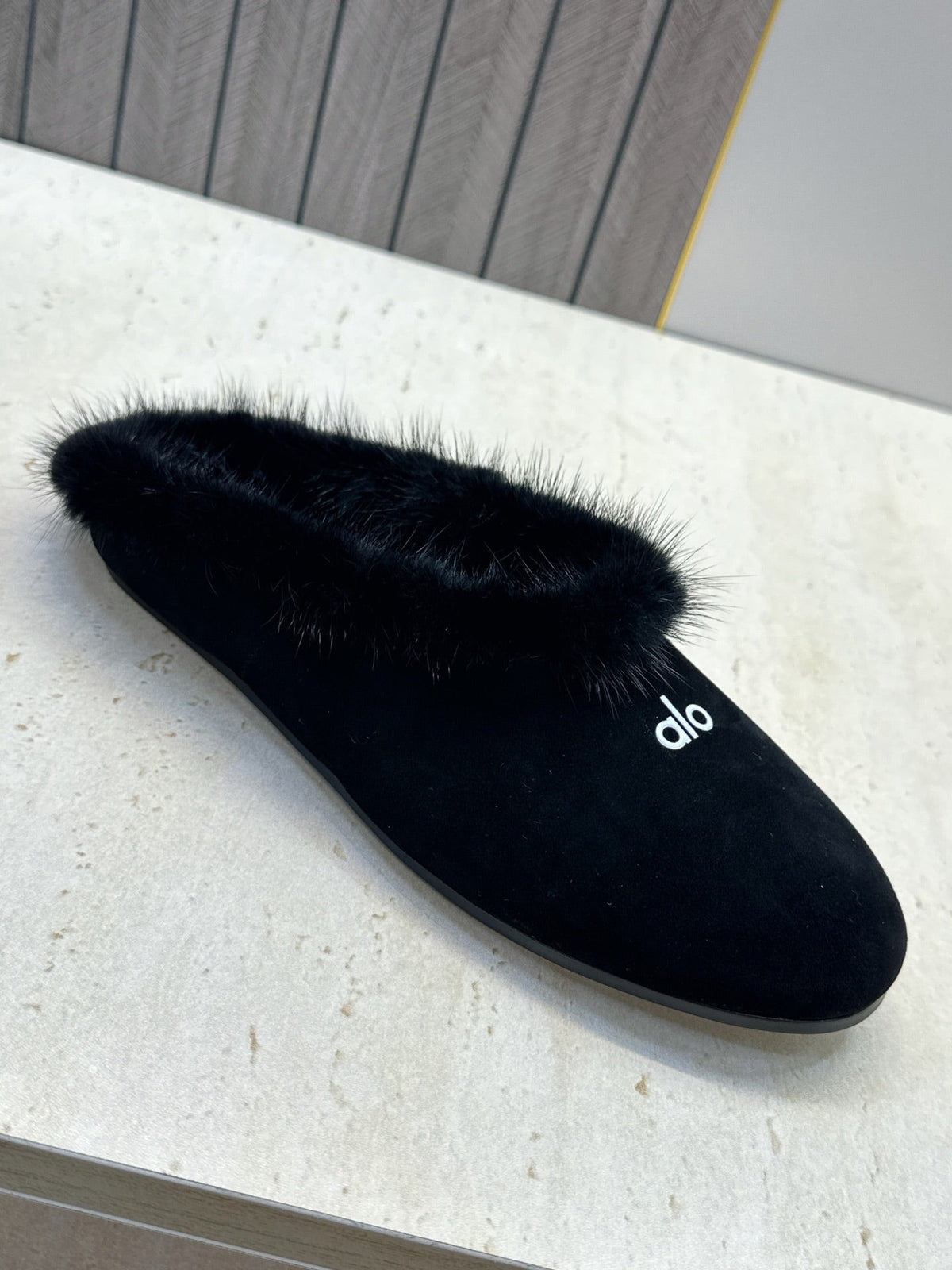 Alo Yoga Recovery Slipper Black Suede Fur 118875