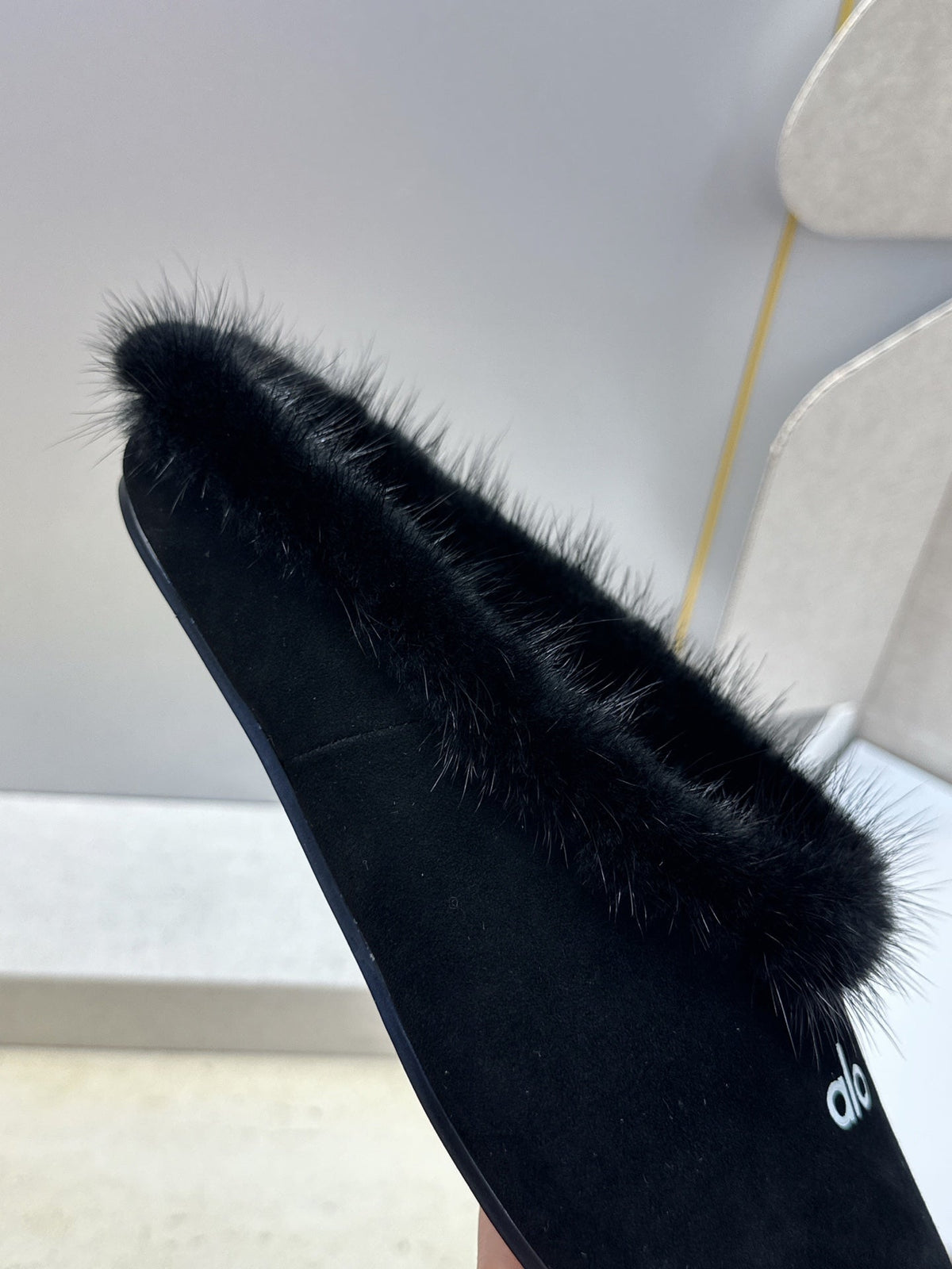 Alo Yoga Recovery Slipper Black Suede Fur 118875