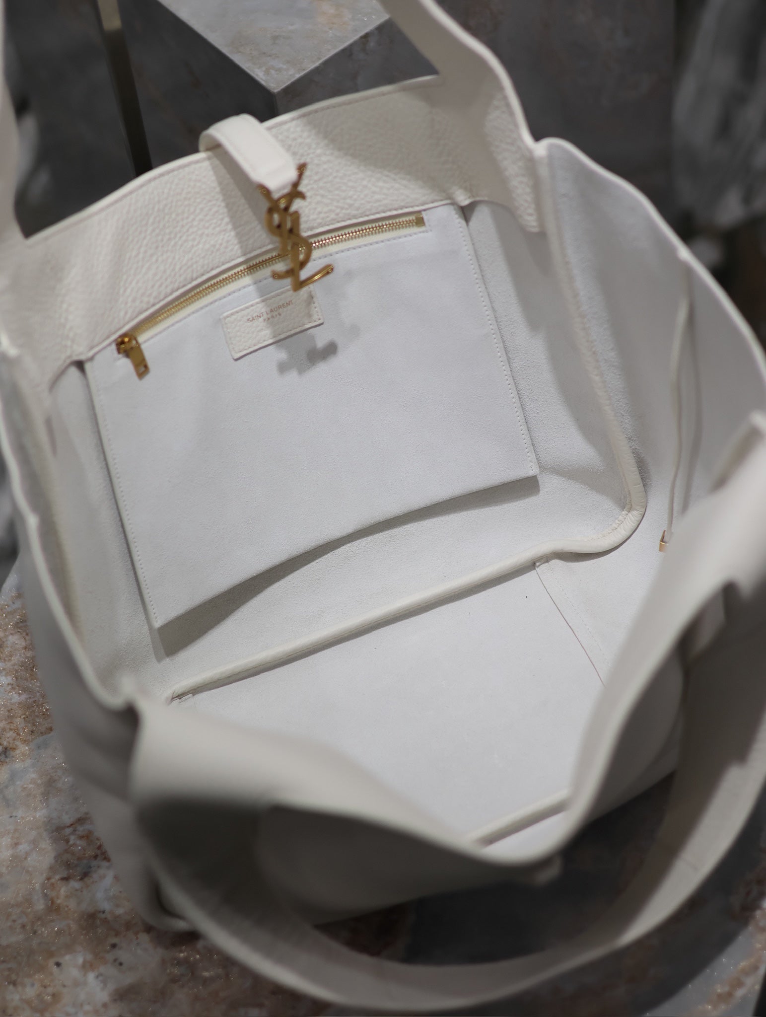 LE 5 À 7 BEA TOTE BAG 50 IN WHITE LAMBSKIN GOLD LOGO