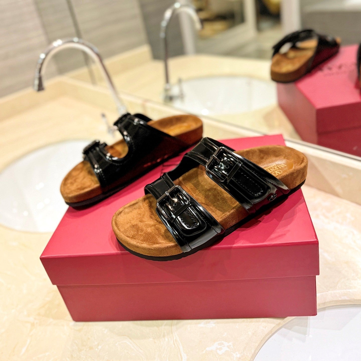 VT 26s Fussfriend Two Strap Sandals Black Brown Patent Leather Suede 985406