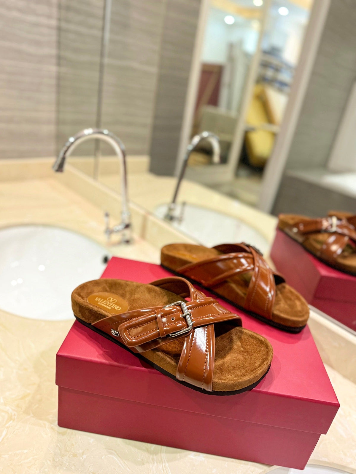 VT 26s Fussfriend Slides Brown Patent Leather Suede 985421