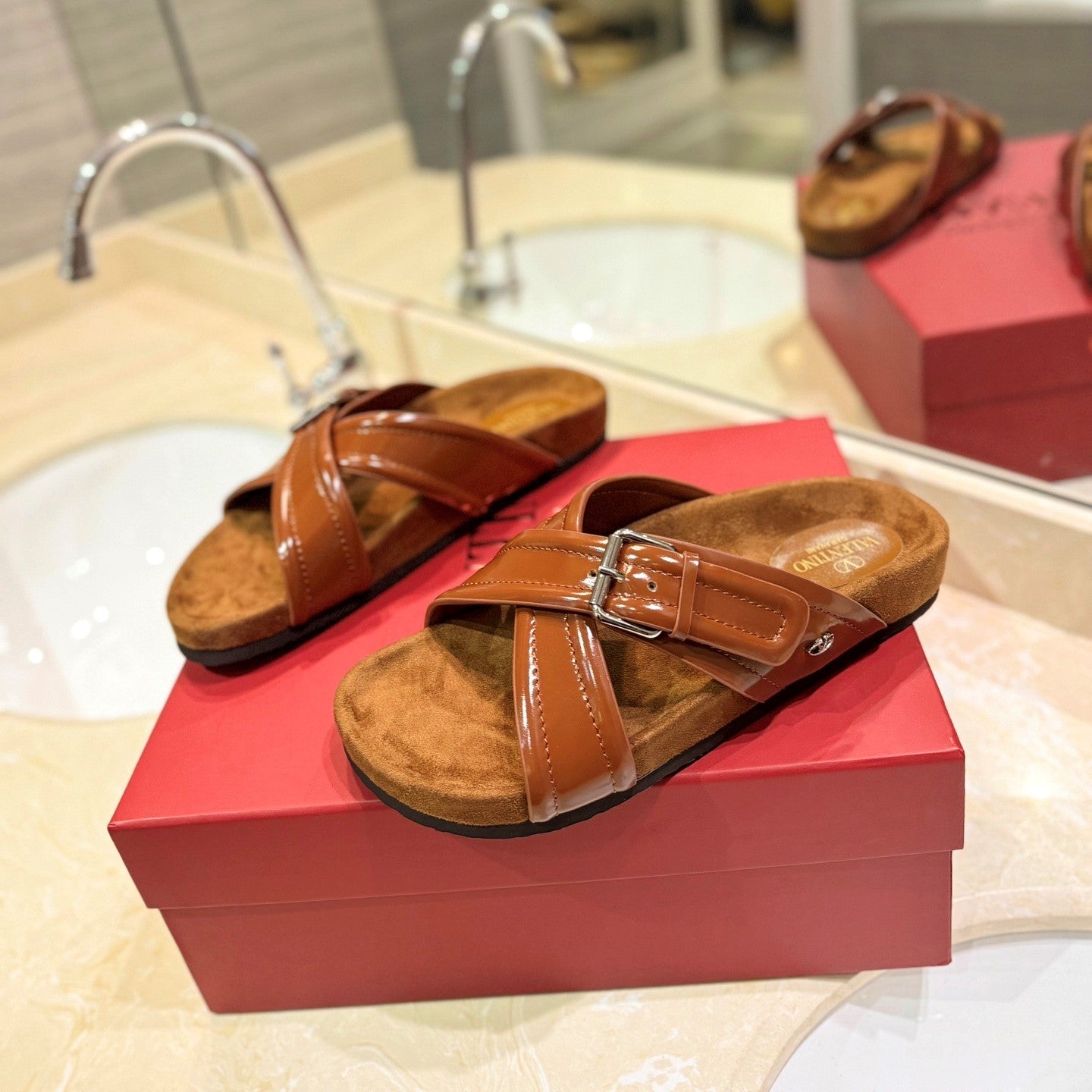 VT 26s Fussfriend Slides Brown Patent Leather Suede 985421