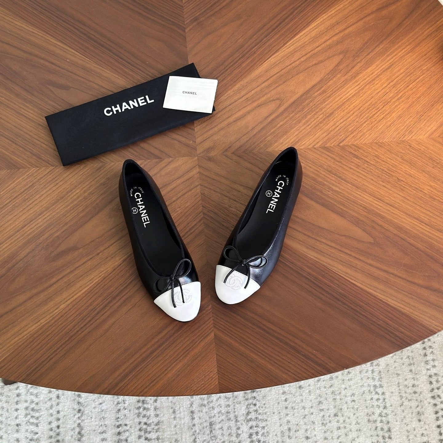 CC 26s Ballet Flat White Black Calfskin 938177