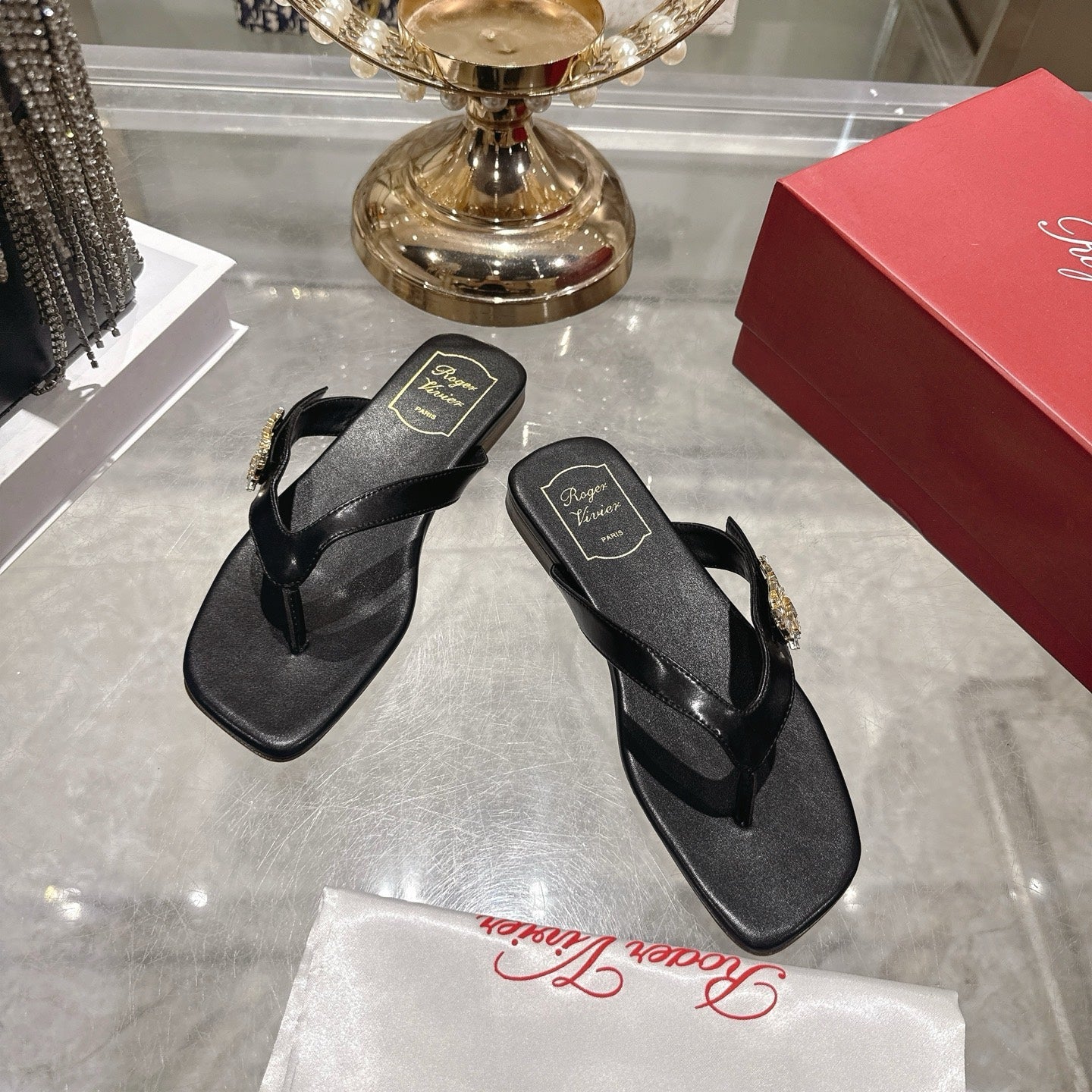 Roger Vivier 26s Thong Black Cowhide 679815
