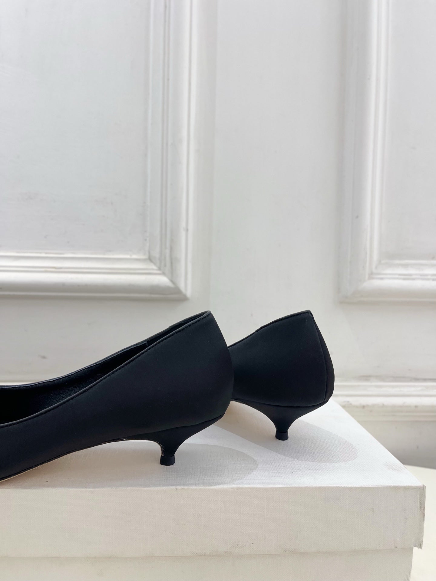 The Row 25ss TR Kitten heel Pointed Toe Shoes 35mm Black Frabic Sheepskin 425556