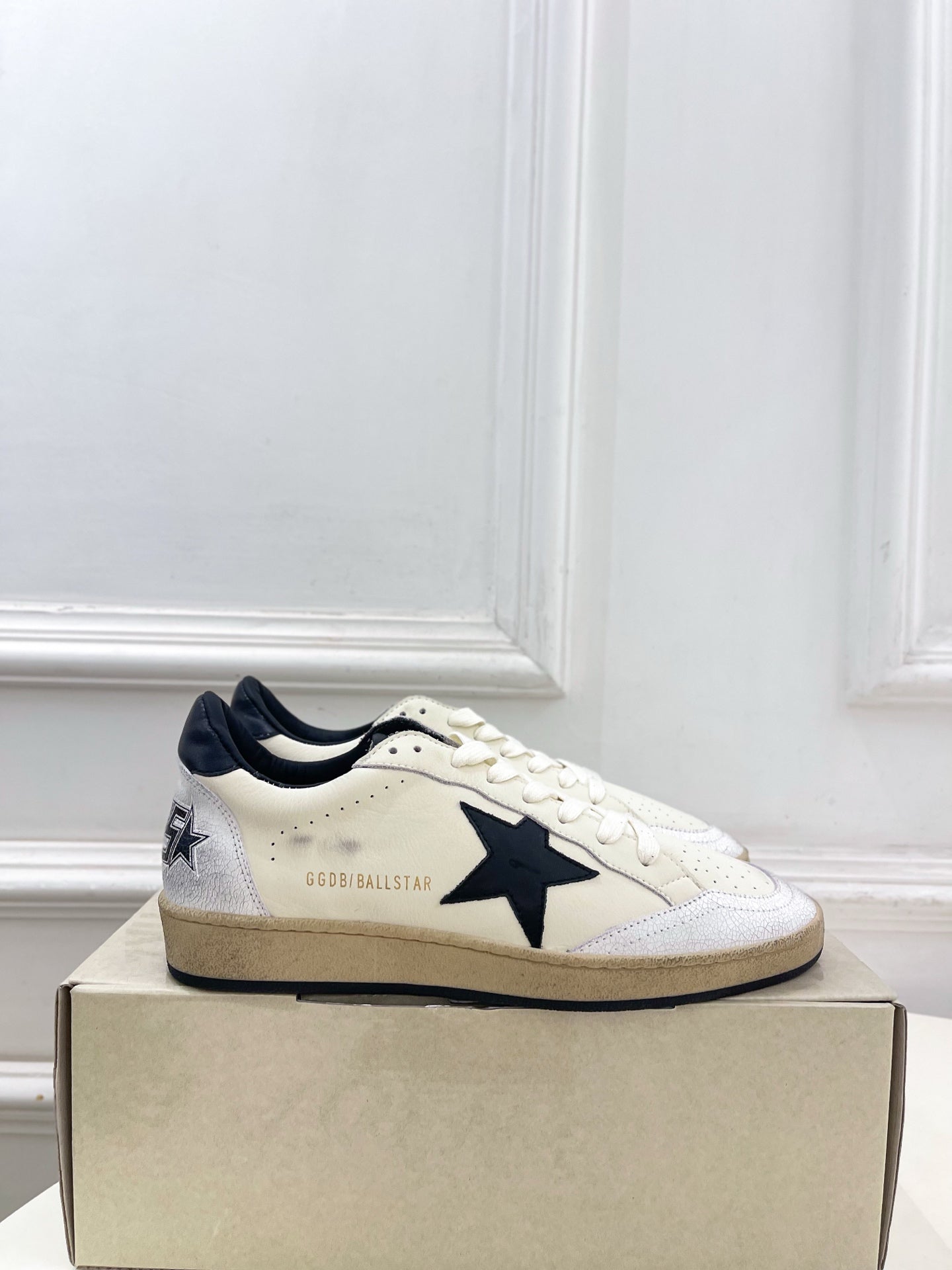 Golden Goose 26s Super-Star Black Star Cream Leather 947743