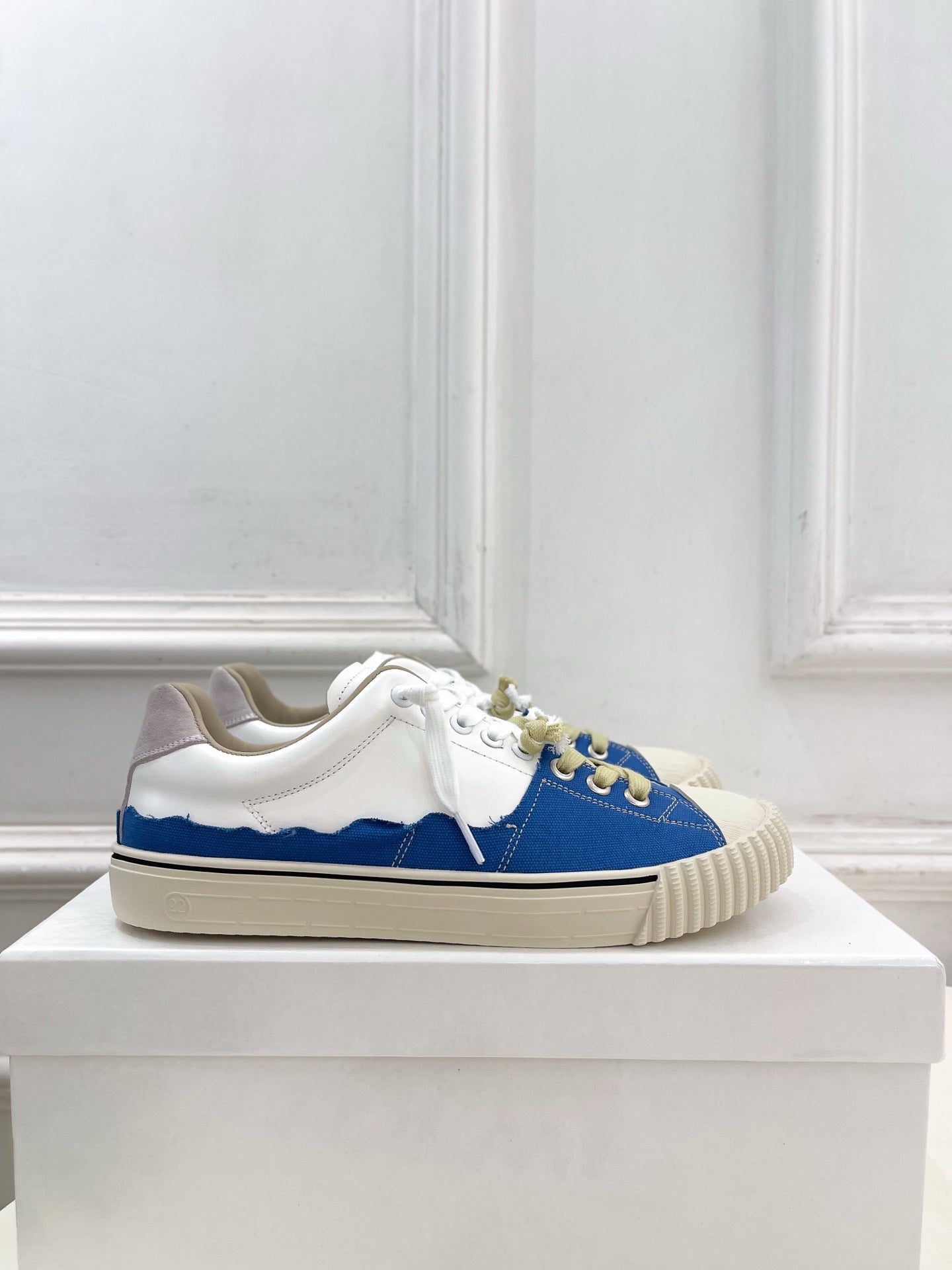 MM6 26s New Evolution Sneakers White Blue Canvas Calfskin 947487