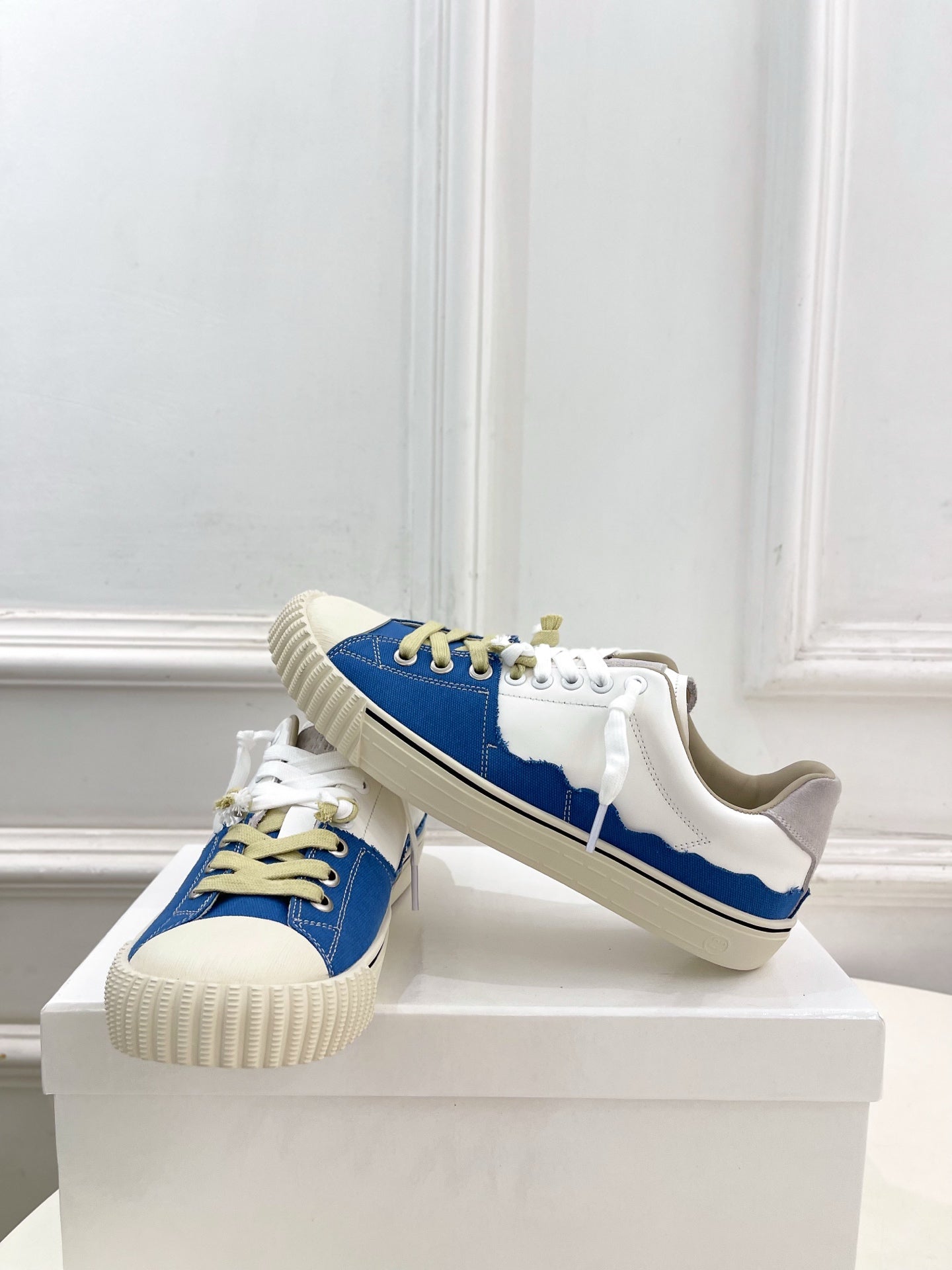 MM6 26s New Evolution Sneakers White Blue Canvas Calfskin 947487