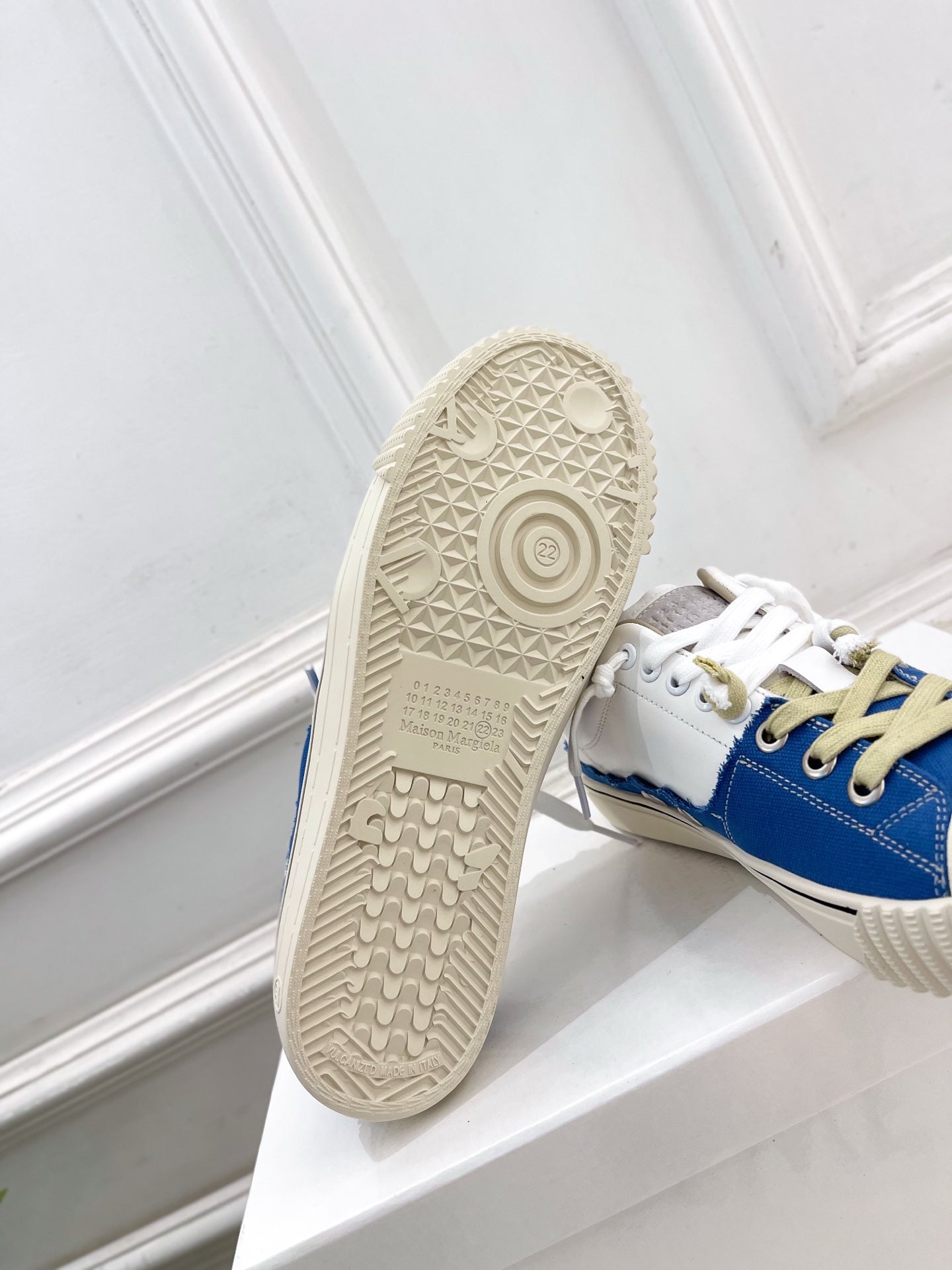 MM6 26s New Evolution Sneakers White Blue Canvas Calfskin 947487