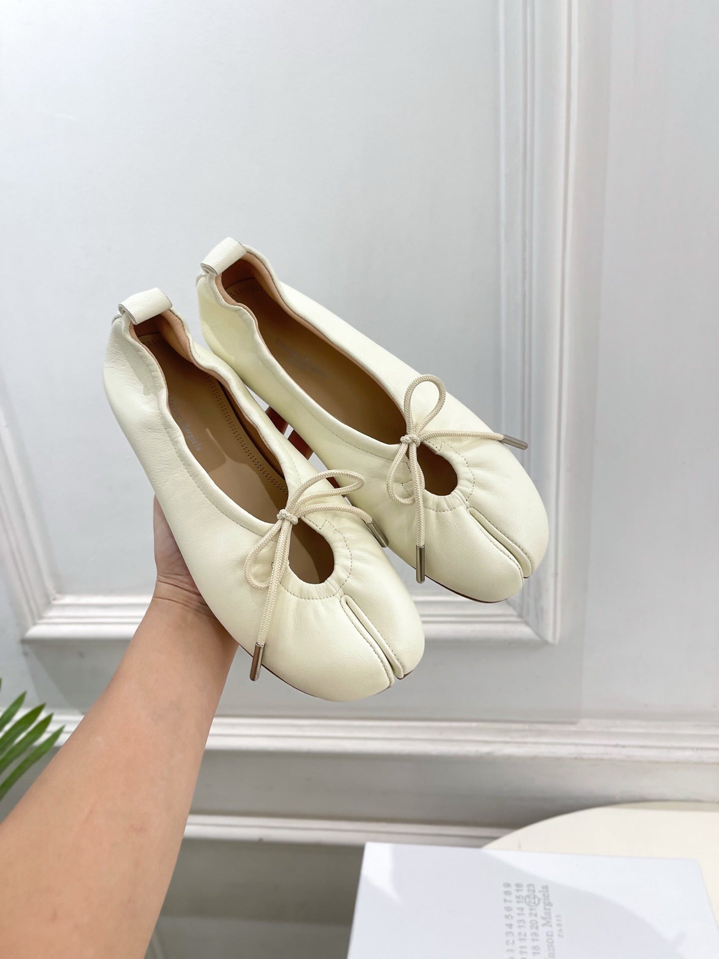 MM6 26s Tabi Ballet Flats Cream Lambskin 947489