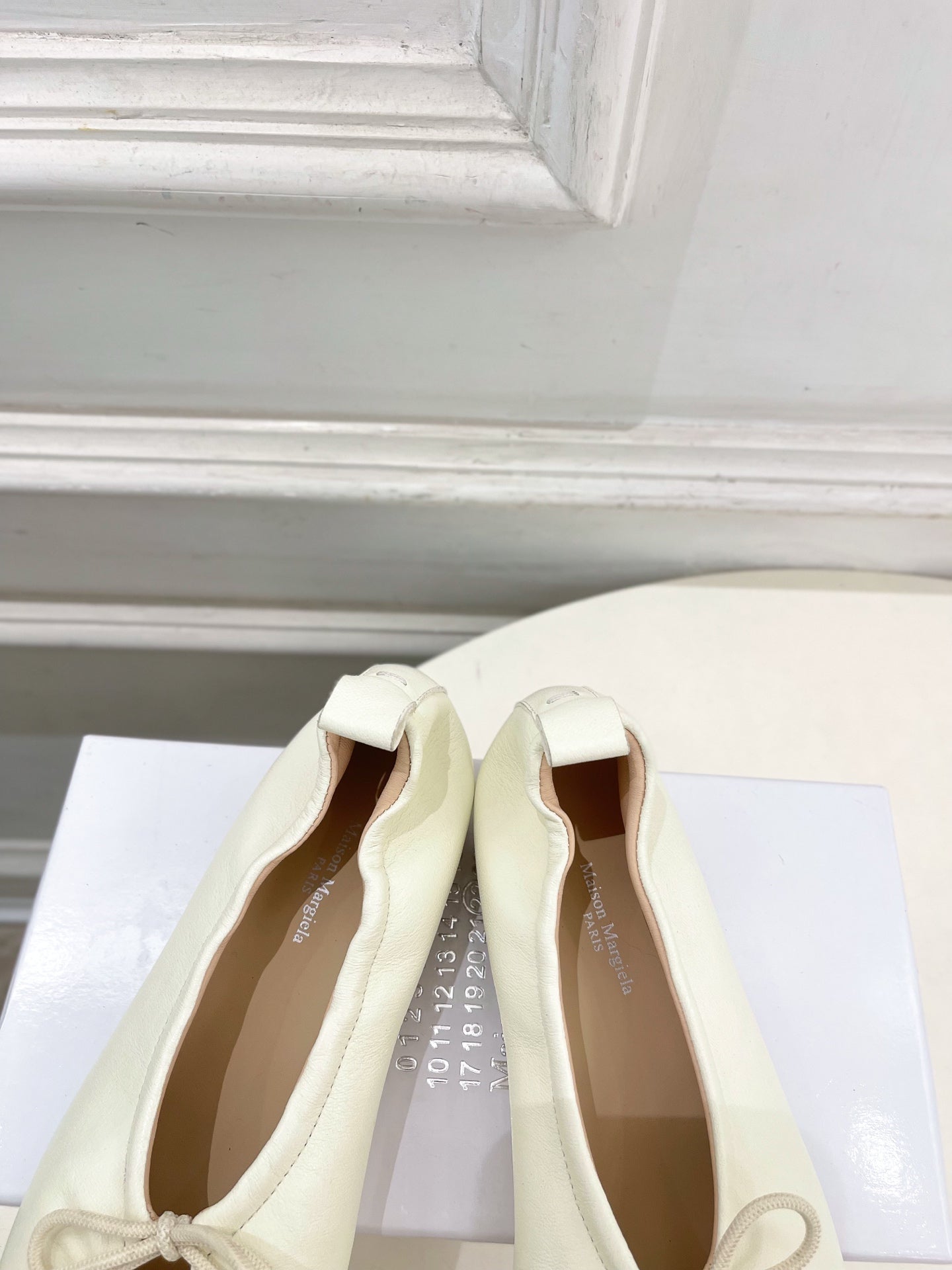 MM6 26s Tabi Ballet Flats Cream Lambskin 947489