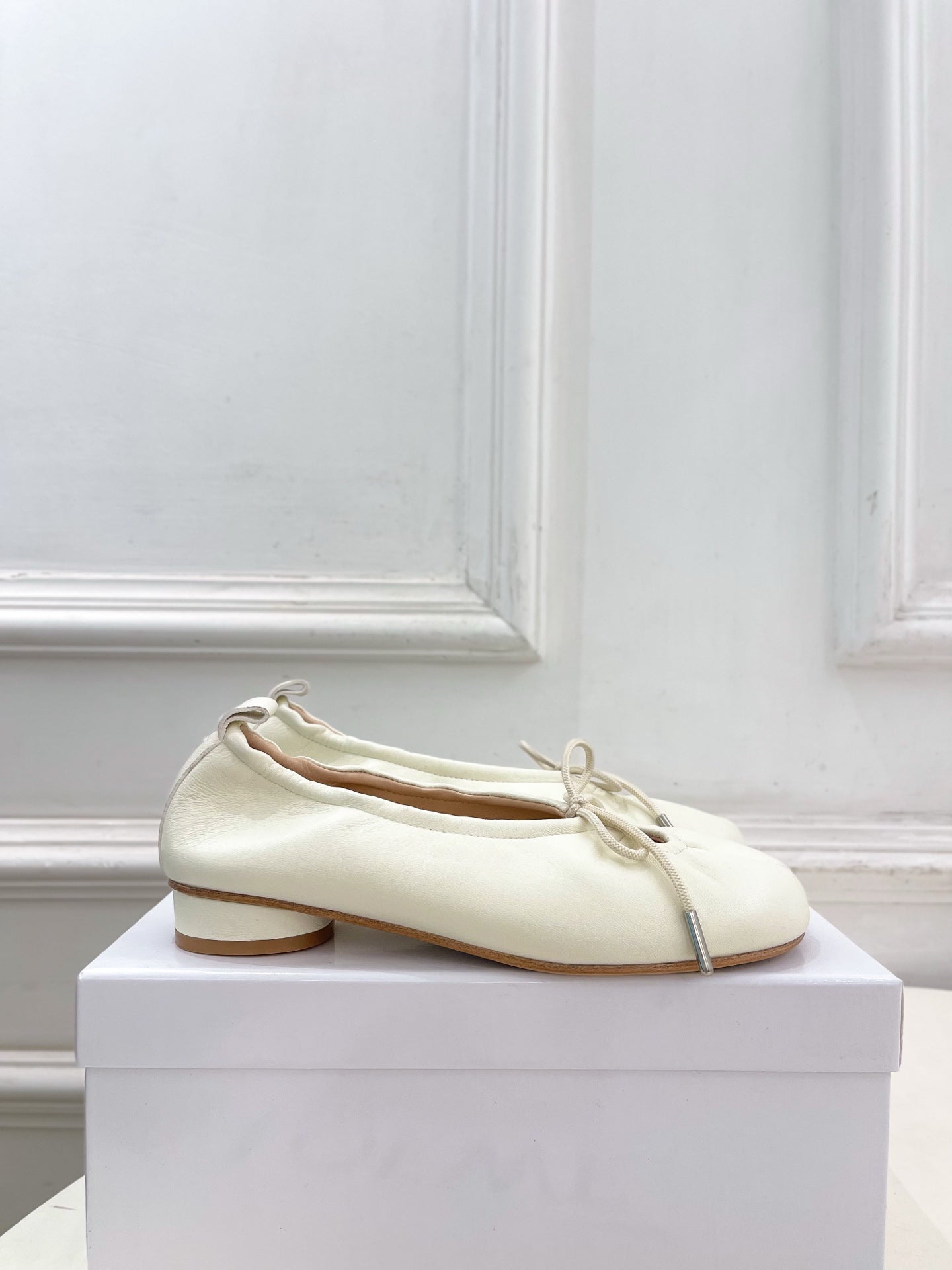 MM6 26s Tabi Ballet Flats Cream Lambskin 947489