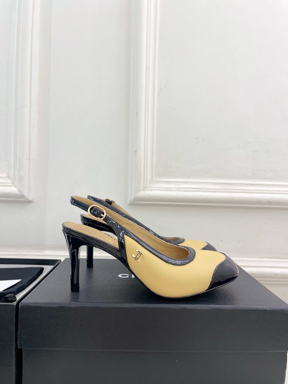 CC 26s Slingbacks Conic Heel 9cm Black Beige Leather 946884