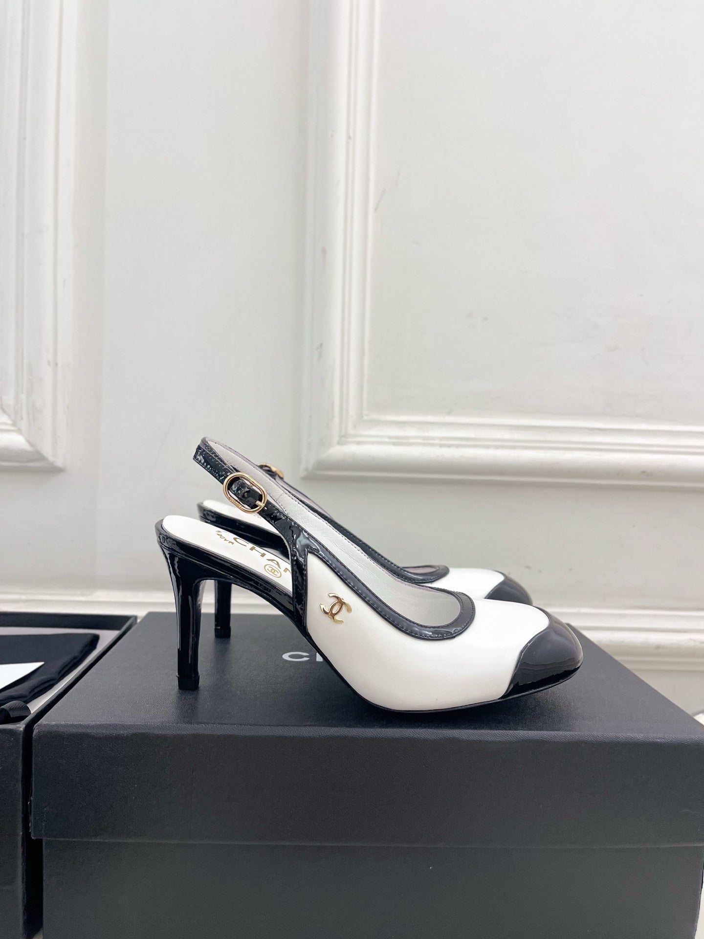 CC 26s Slingbacks Conic Heel 9cm Black White Leather 946882