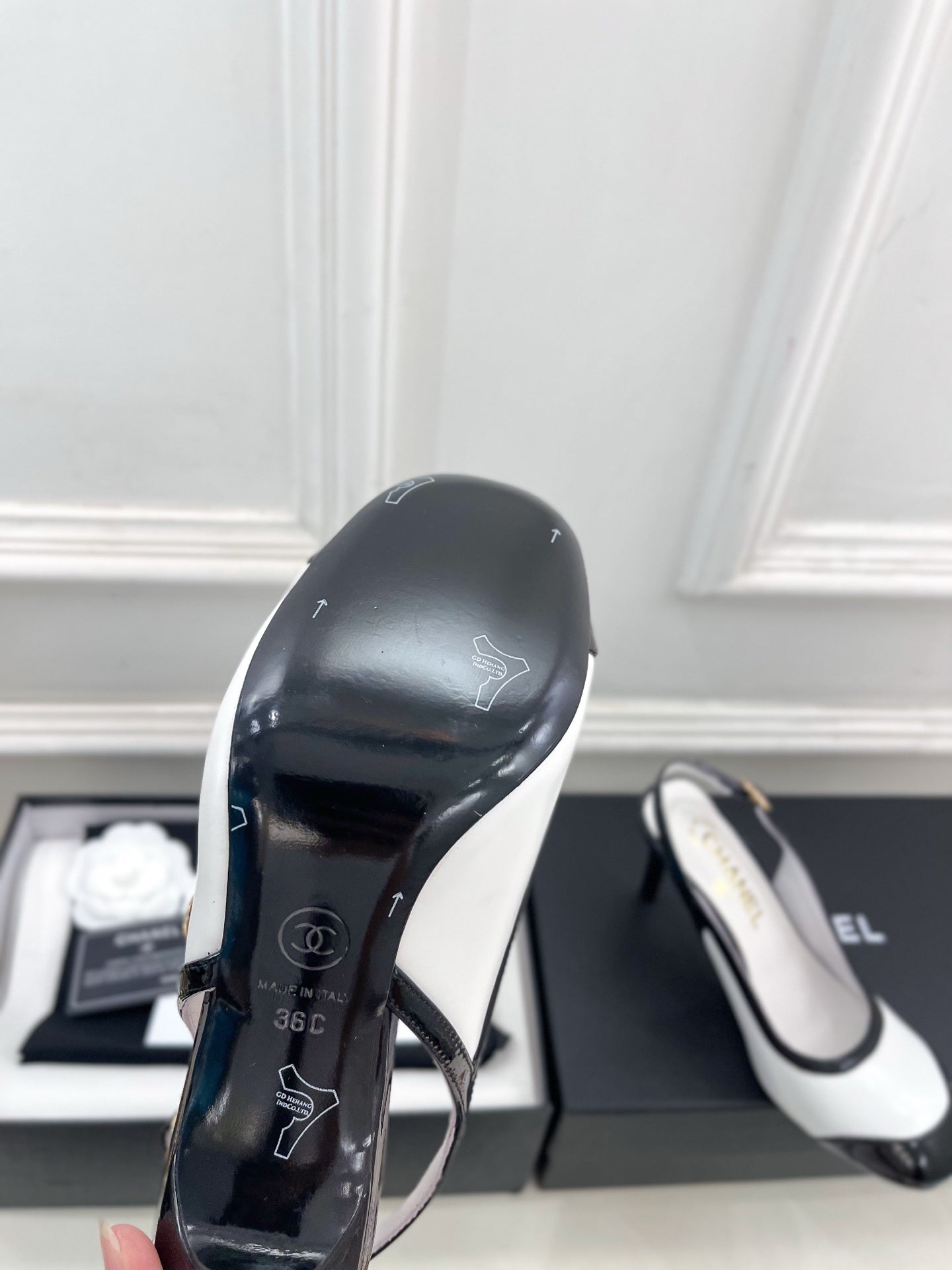 CC 26s Slingbacks Conic Heel 9cm Black White Leather 946882