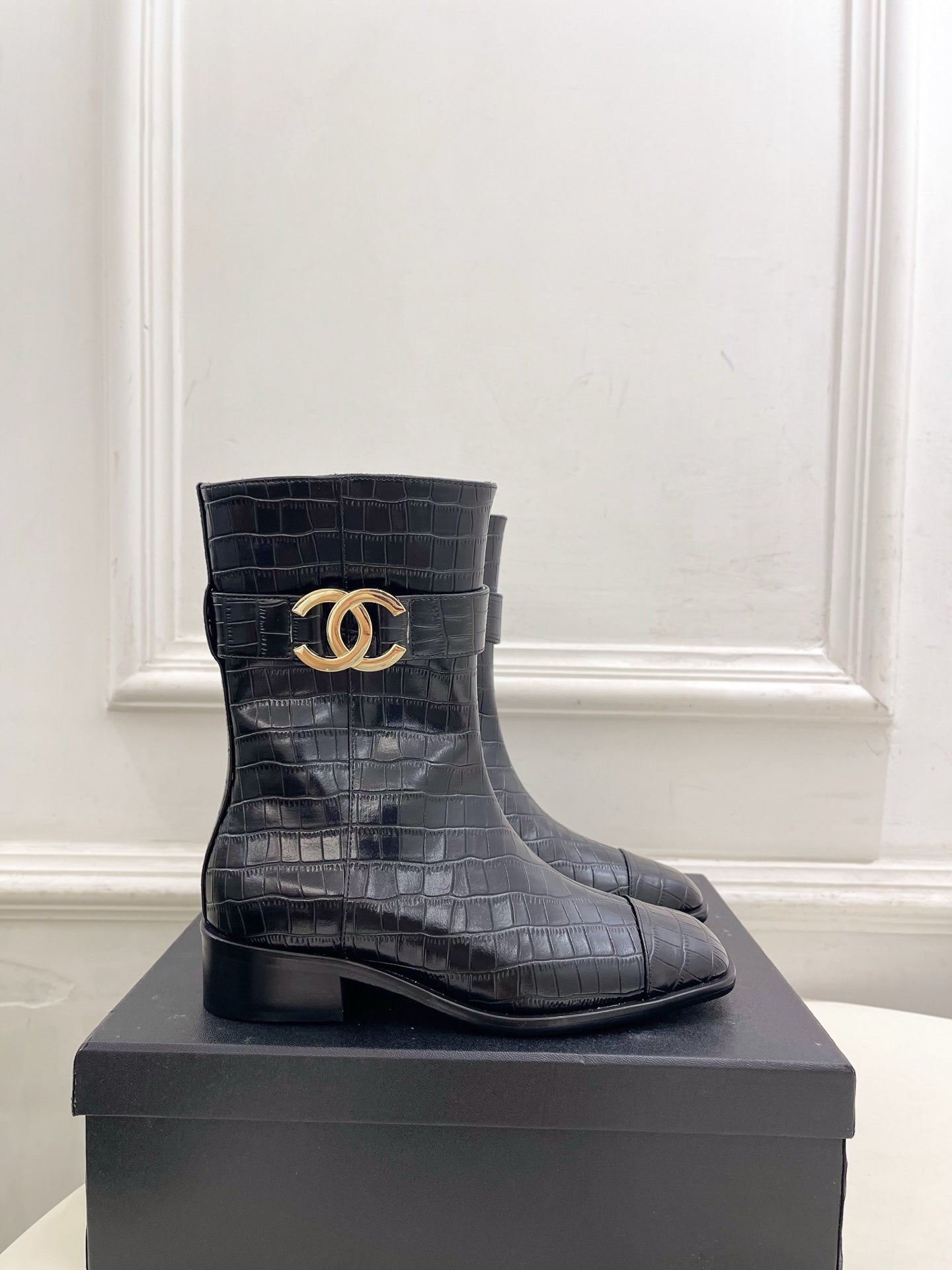 CC 26s Turn-Lock Ankle Boots Black Embossed Croc Leather 946903