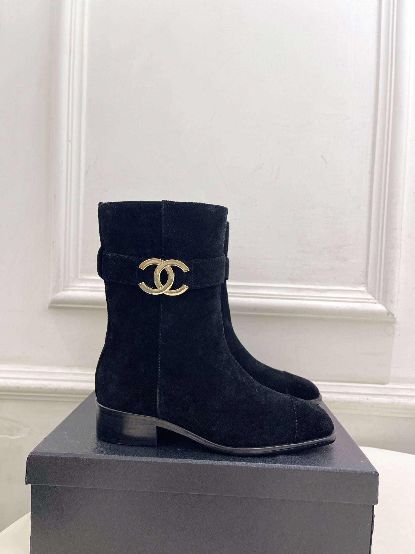 CC 26s Turn-Lock Ankle Boots Black Suede 946906