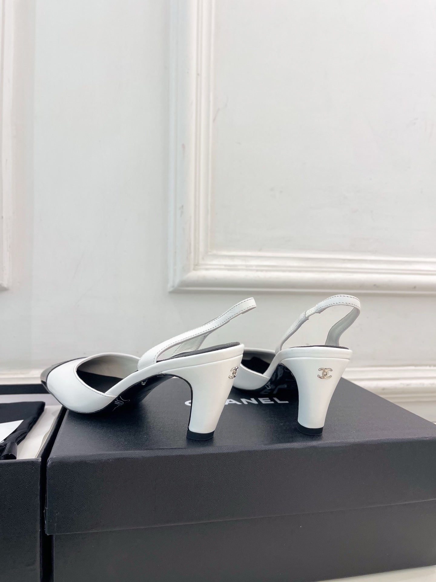 CC 26s Square Toe Slingback 6.5cm Black White Leather 946908