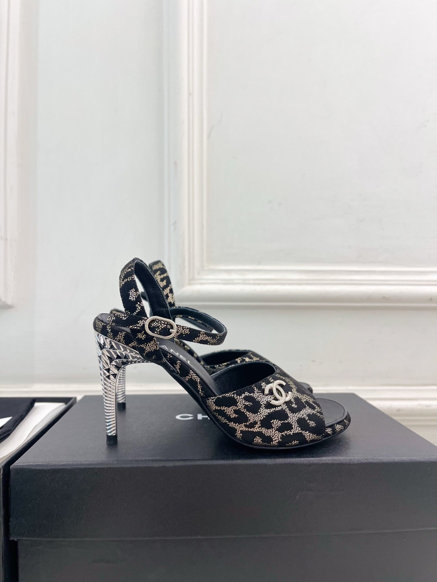 CC 26s Métiers d'Art Mary Jane Sandals 9cm Black Leopard Glitter Fabric Leather 946930