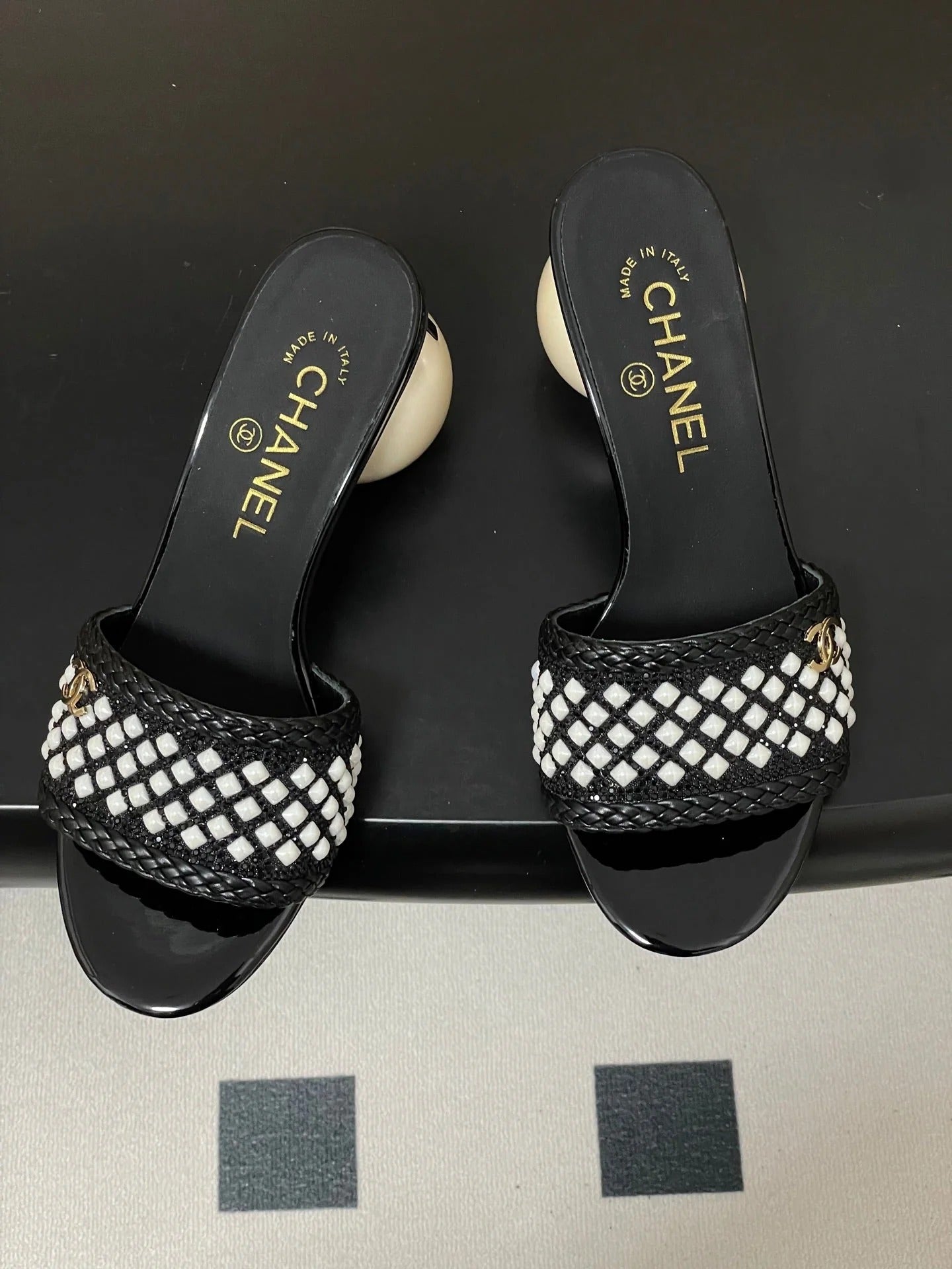 CC 26s Pearl Sandals 70 Black Patent Leather 649540