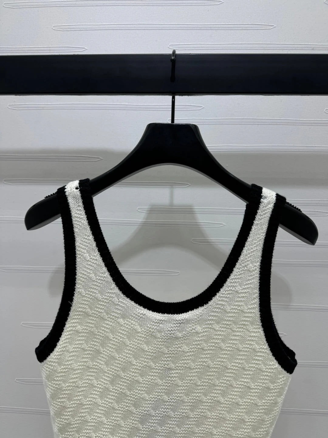 CHANEL CROPPED SLEEVELESS KNIT TOP IN WHITE AND BLACK