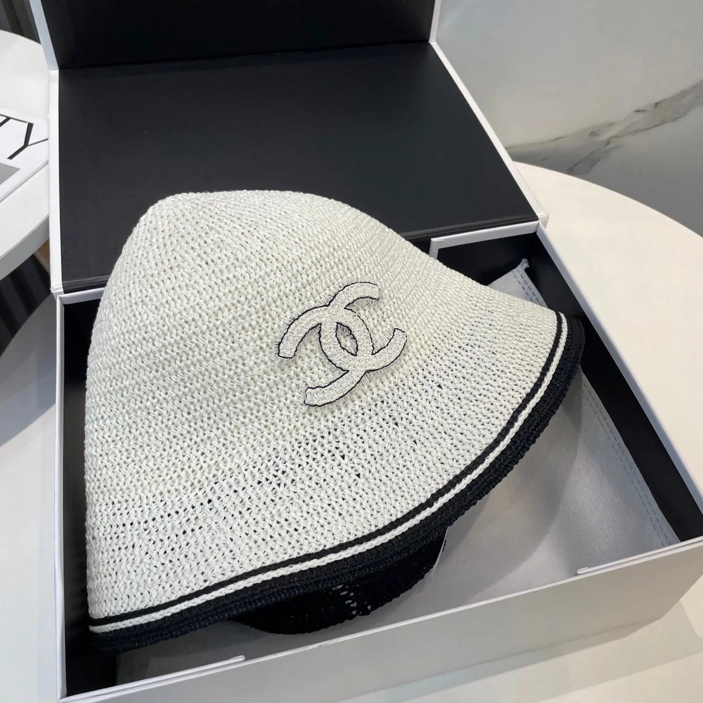 STRAW BUCKET HAT IN WHITE 672972