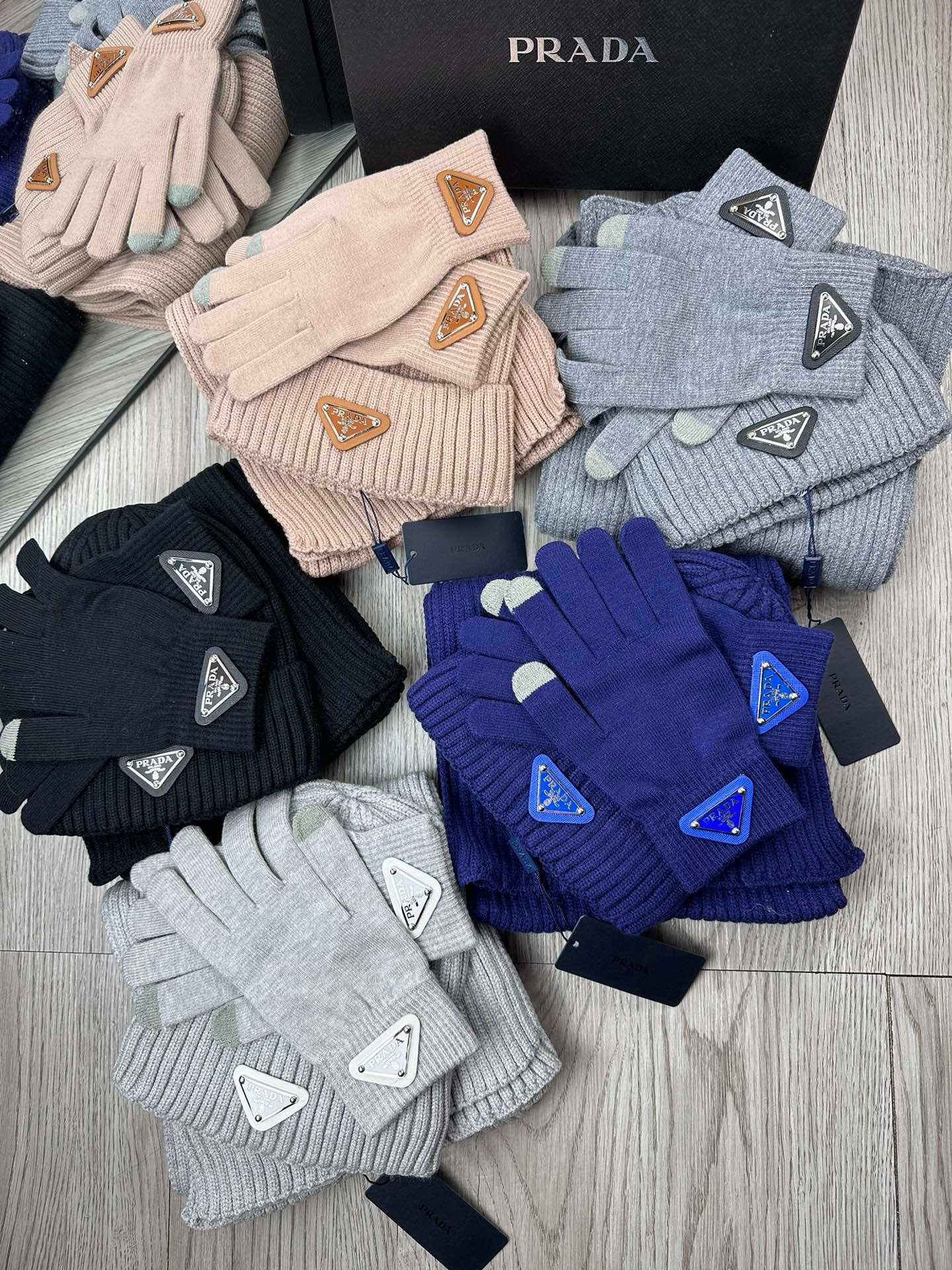 THREE-PIECES SET IN SMOKE GRAY WOOL AND ACRYLIC 406559