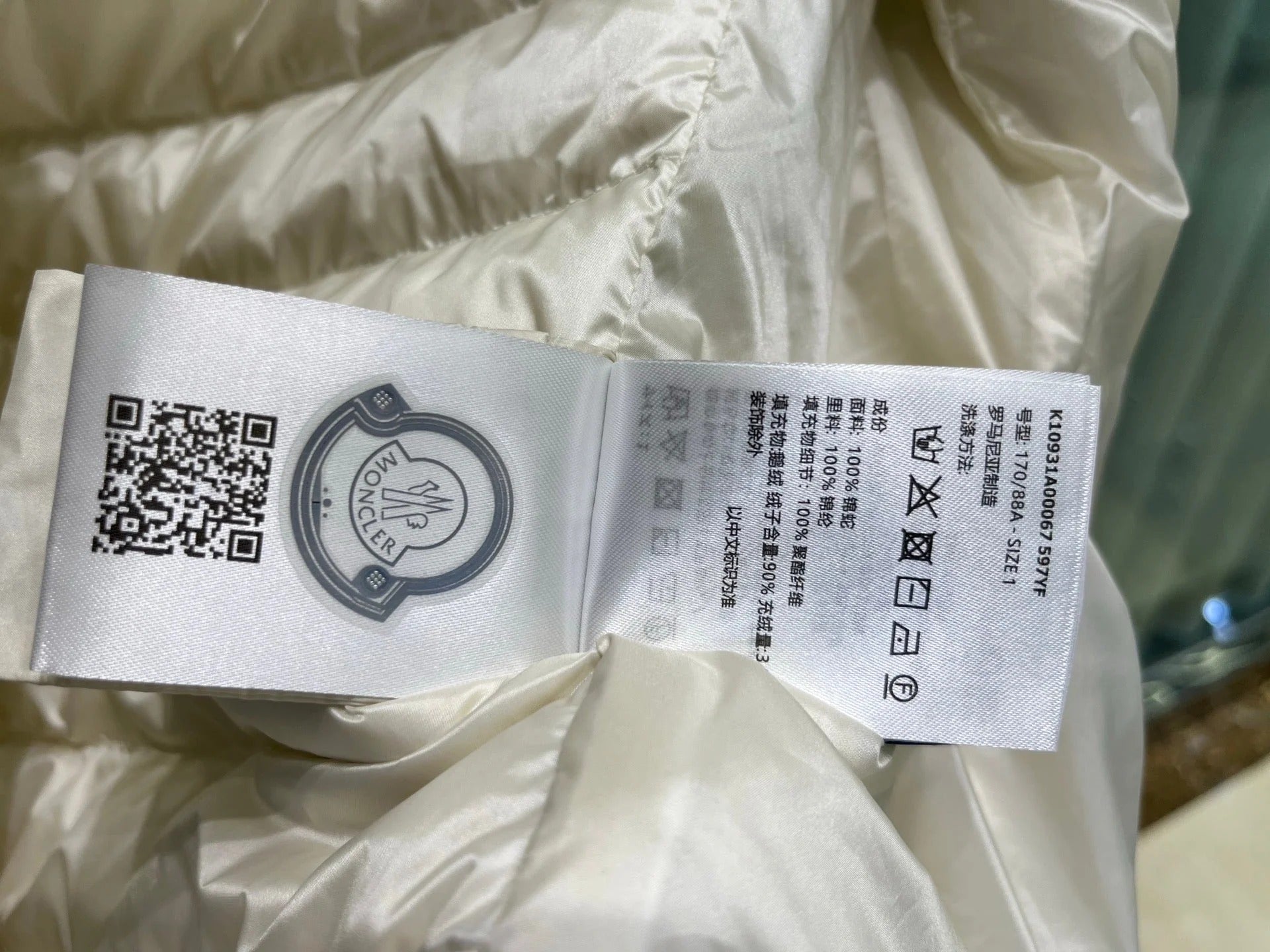 MONCLER 25S DOWN VEST IN WHITE 007