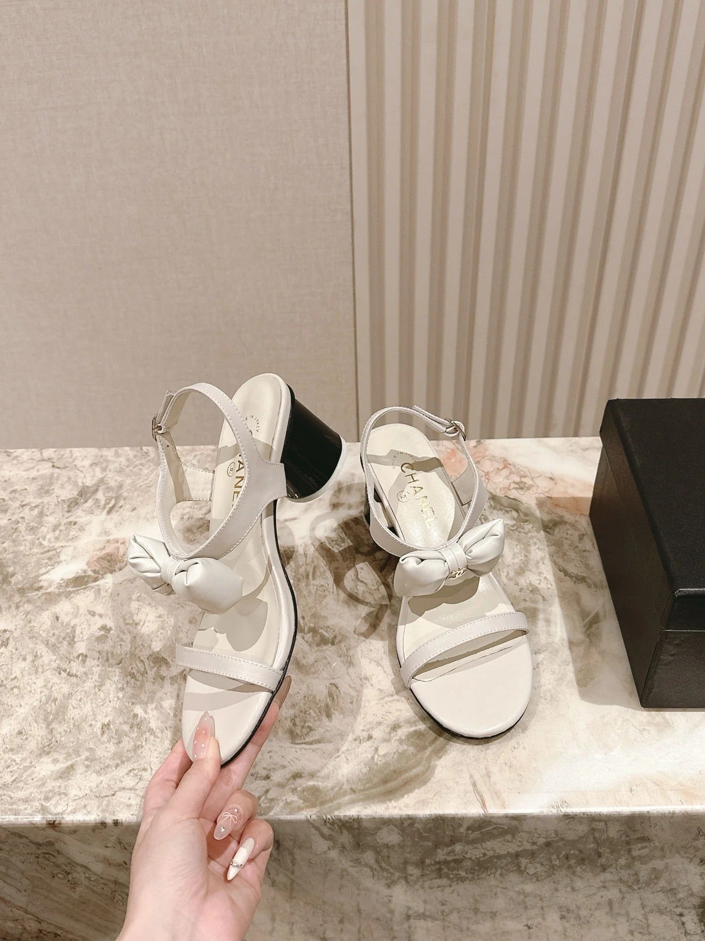 CC 26s Bow Sandals 55 White Cowhide 658465