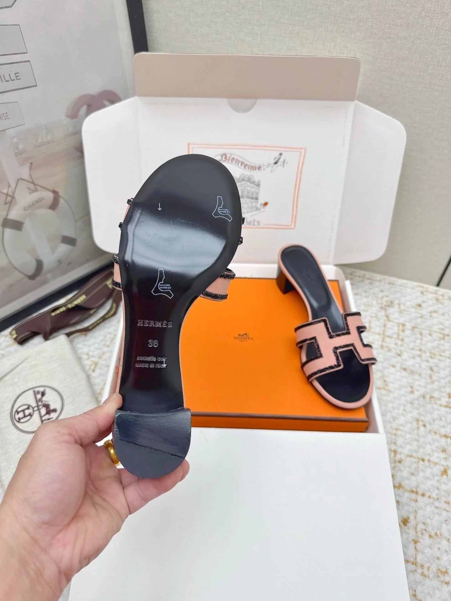 HM 26ss Oran Sandals 50 Light Pink Black Sheepskin Rhinestone 625235