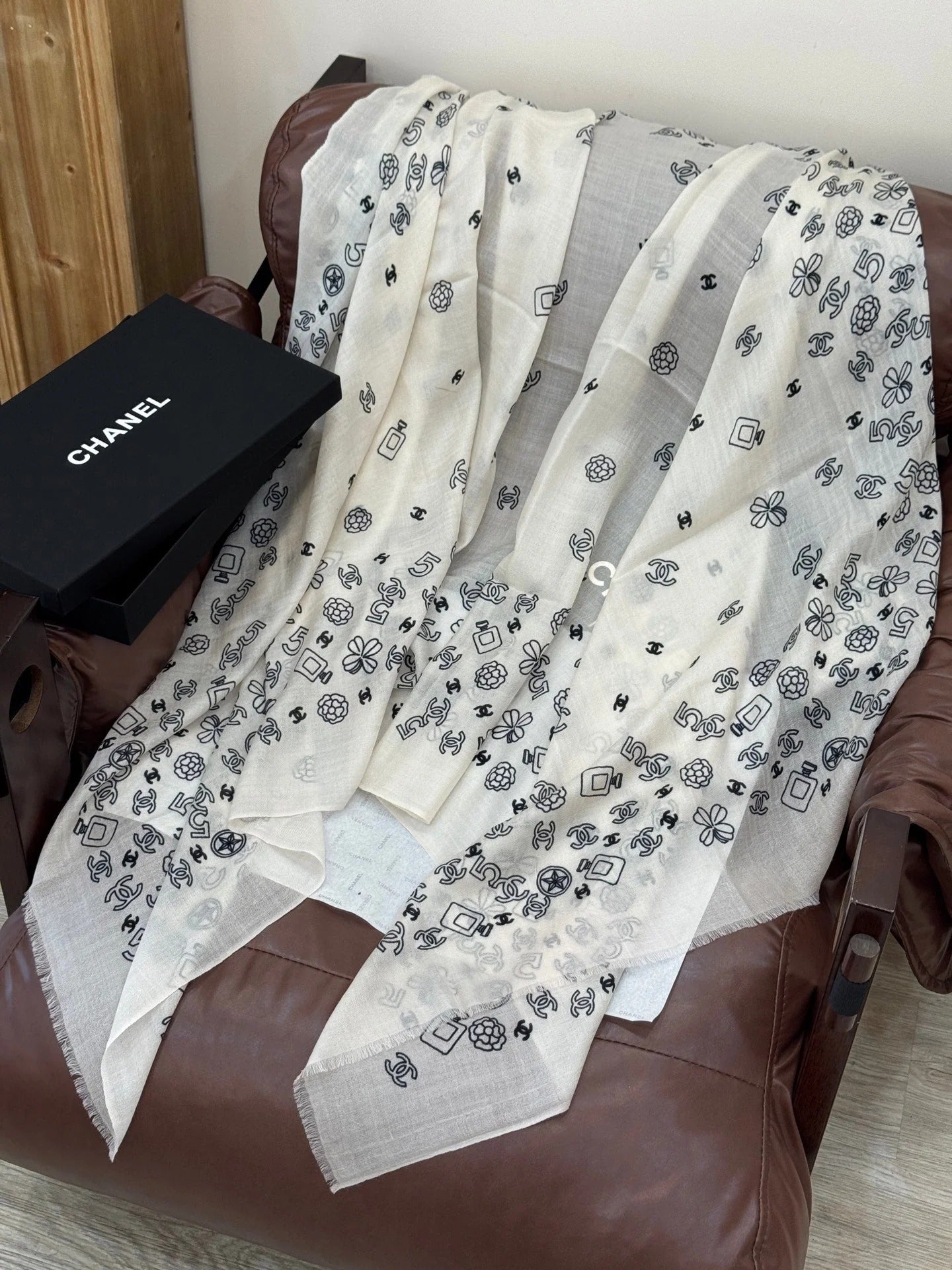 CHANEL 25S SCARF 200 IN CASHMERE 727296