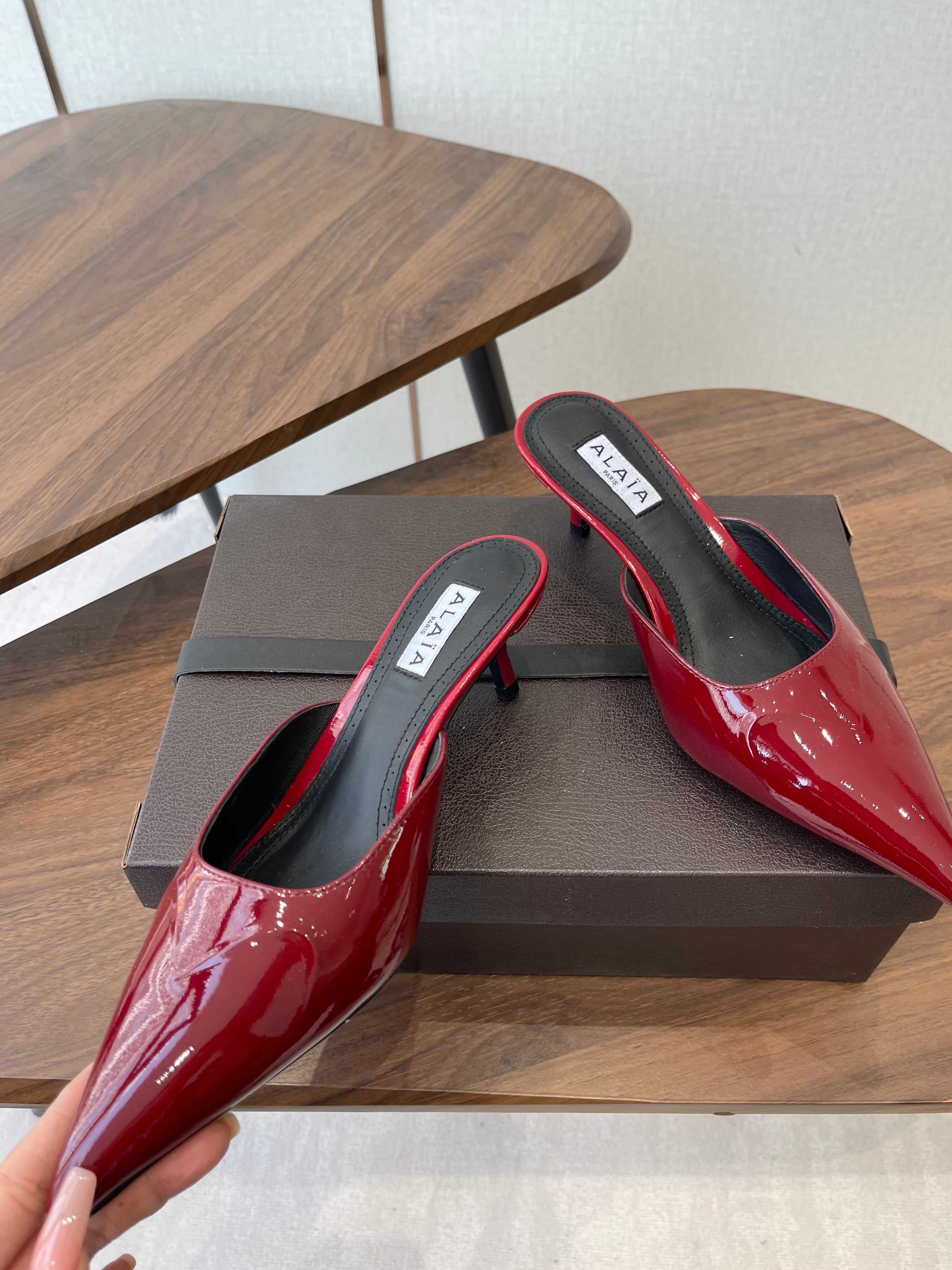 Alaia 26 Pointed-toe Mules 50 Dark Red Patent Leather