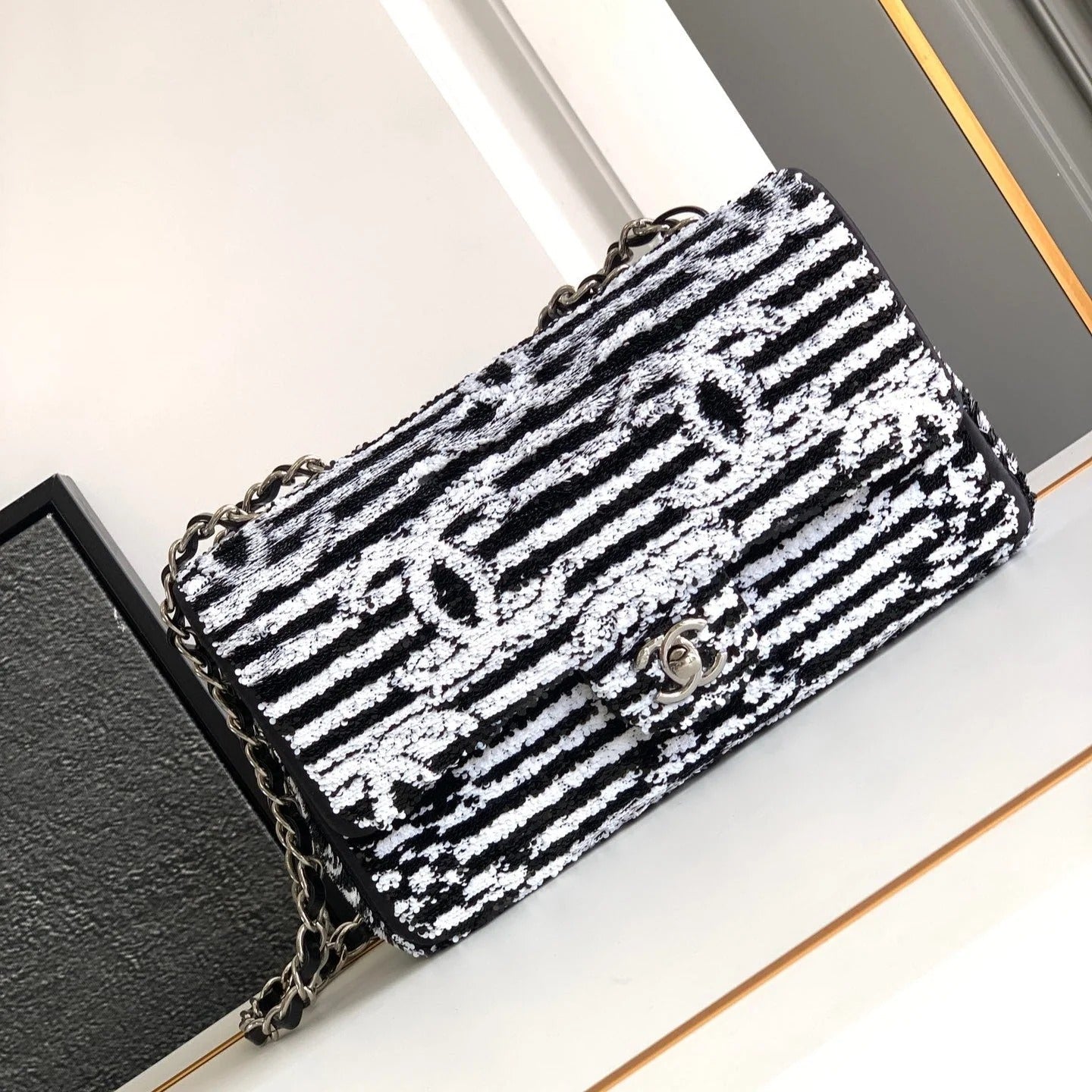 CC  25S FLAP BAG 25 CM IN WHITE MIX BLACK SEQUINS
