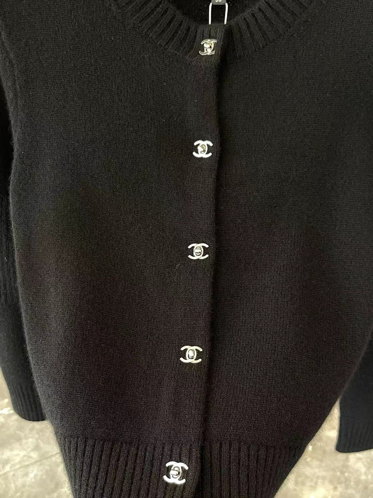 CC CLASSIC CARDIGAN IN BLACK WOOL CASHMERE