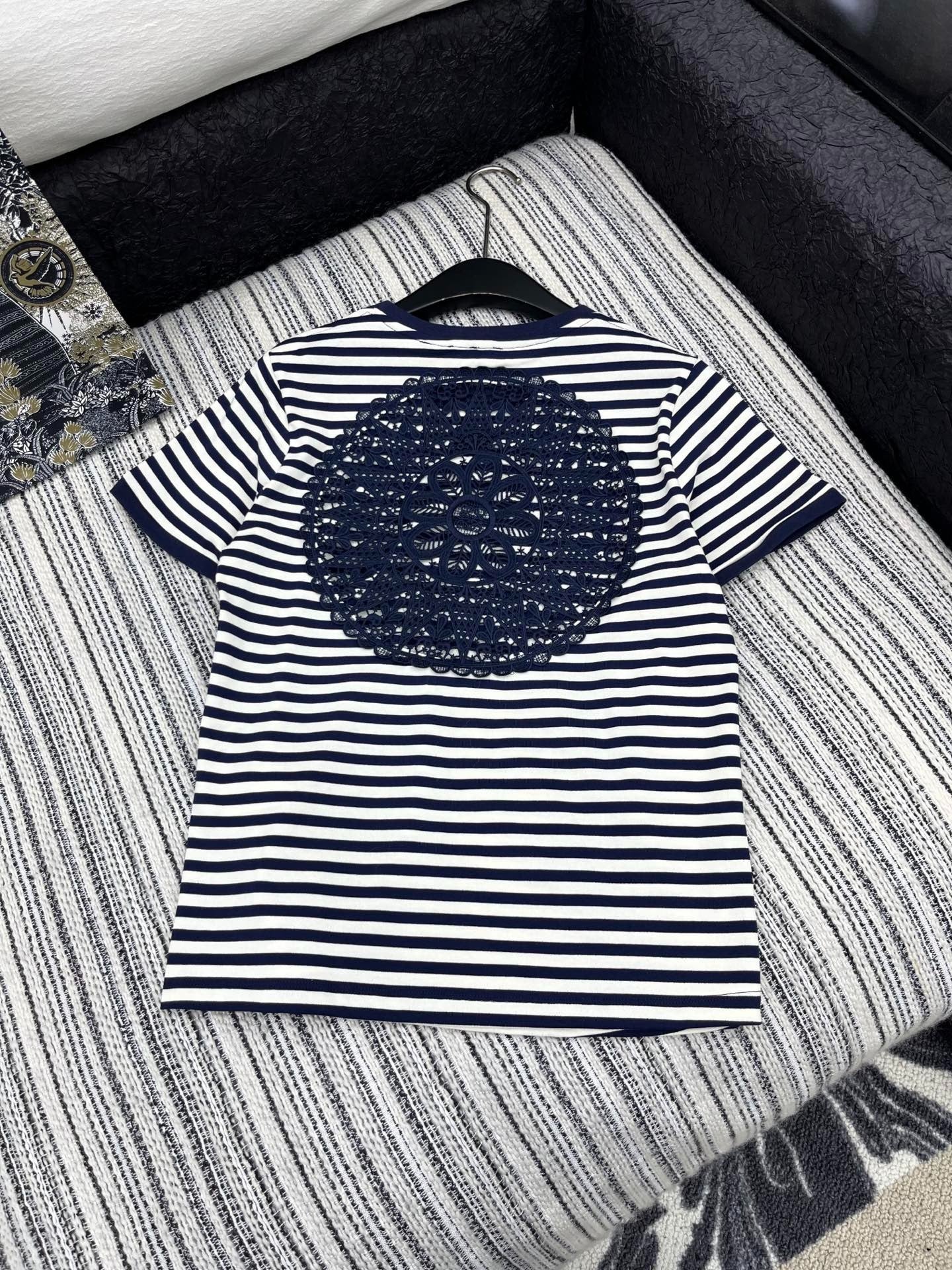 LOEWE EMBROIDERED SHORT-SLEEVE T-SHIRT WITH CREW NECK 267984