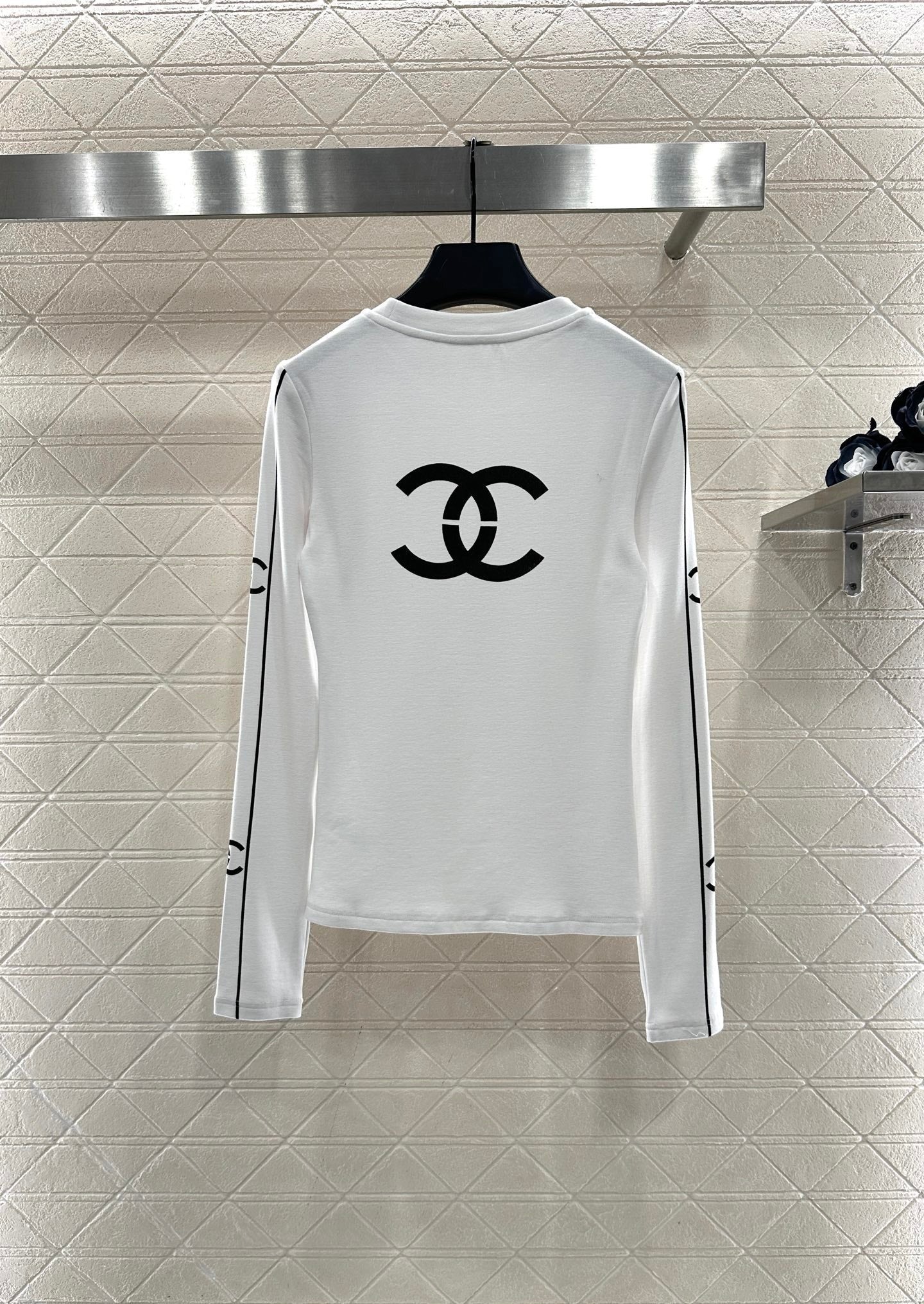 CHANEL 25S LONG-SLEEVE CREW NECK T-SHIRT 406